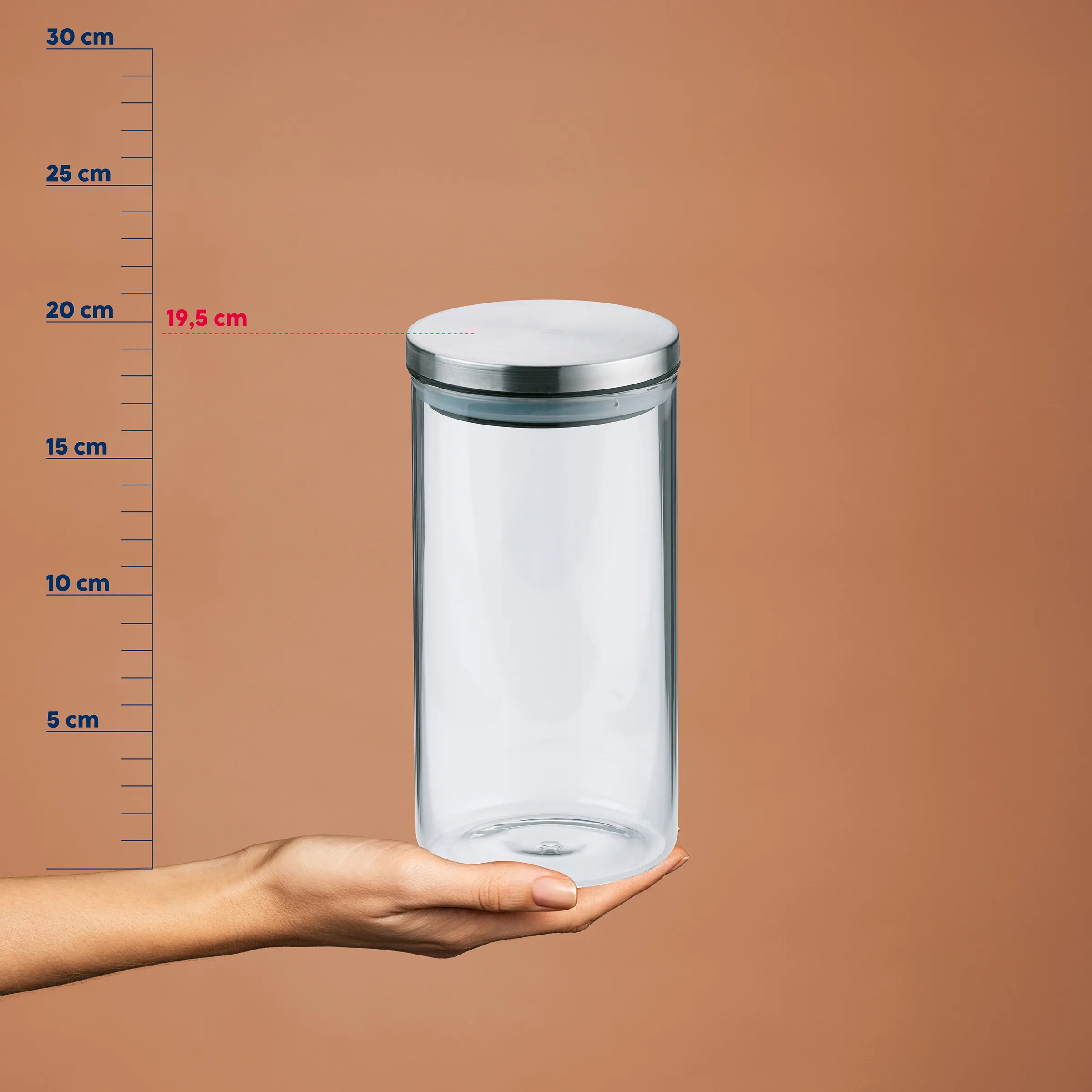 Transparenter Vorratsbehälter mit Metalldeckel - Aufbewahrungsdose 19,5 cm Hand hält transparenten Vorratsbehälter mit Metalldeckel, Maßstab zeigt 19,5 cm Höhe