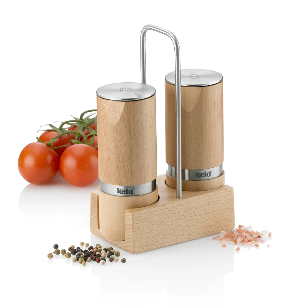 Kela Salz- und Pfeffermühlen Set Holz mit Edelstahl-Halterung Kela Salz- und Pfeffermühlen-Set aus Holz mit Halterung und frischen Tomaten auf weißem Hintergrund