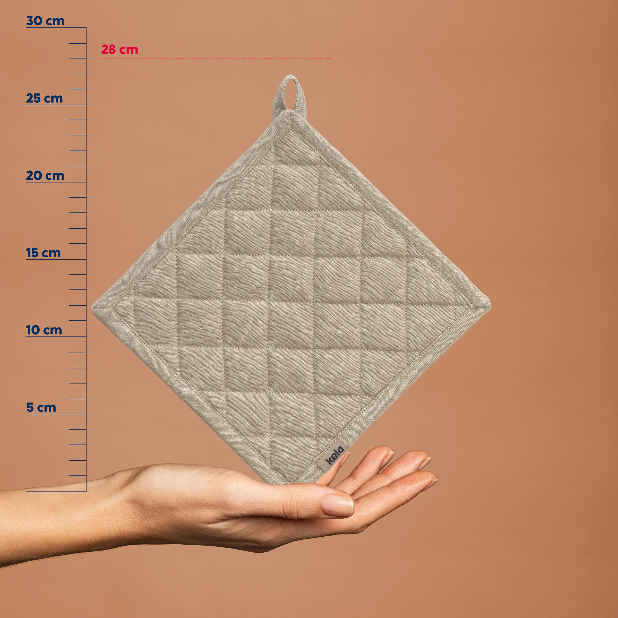 Gesteppter Topflappen beige mit Aufhänger - Küchenhelfer 20x20 cm Beige gesteppter Topflappen mit Aufhängeschlaufe, gehalten über einer Hand vor Maßstab von 5 bis 30 cm