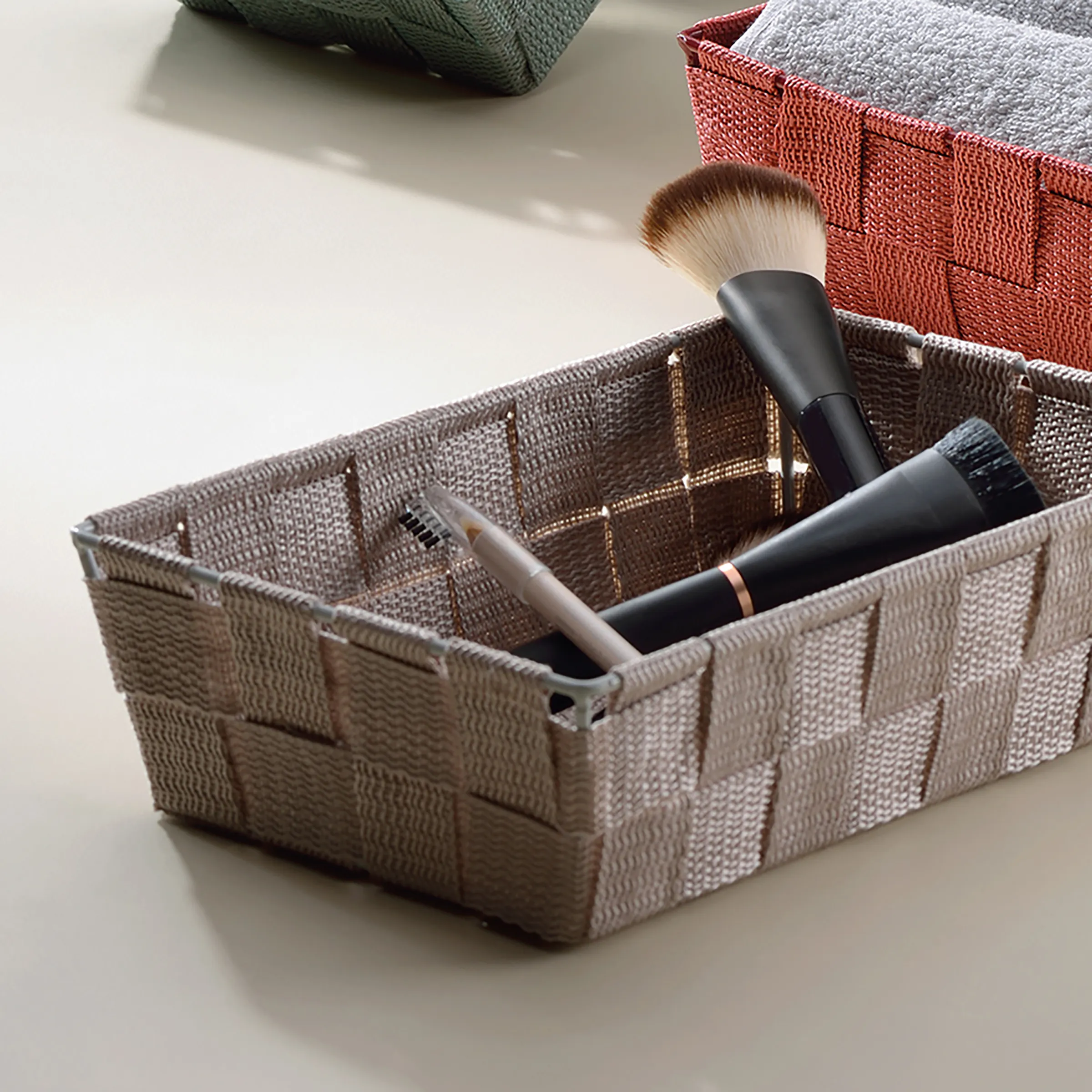 Geflochtene Aufbewahrungskörbe für Badezimmer - Kosmetik-Organizer Set Geflochtene Aufbewahrungskörbe in Taupe und Terracotta mit Make-up-Pinseln zur Bad-Organisation