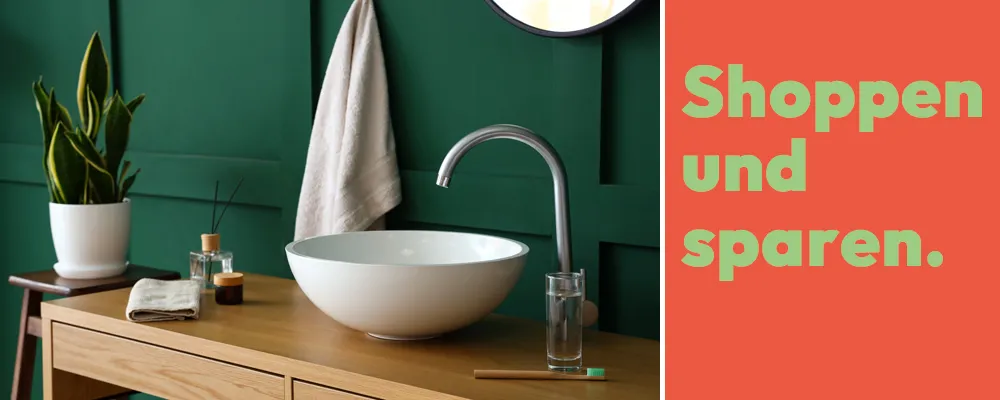 Modernes Badezimmer Design – Waschbecken und Badmöbel günstig shoppen Modernes Badezimmer mit grüner Wand, weißem Waschbecken auf Holzwaschtisch und Slogan 'Shoppen und sparen'