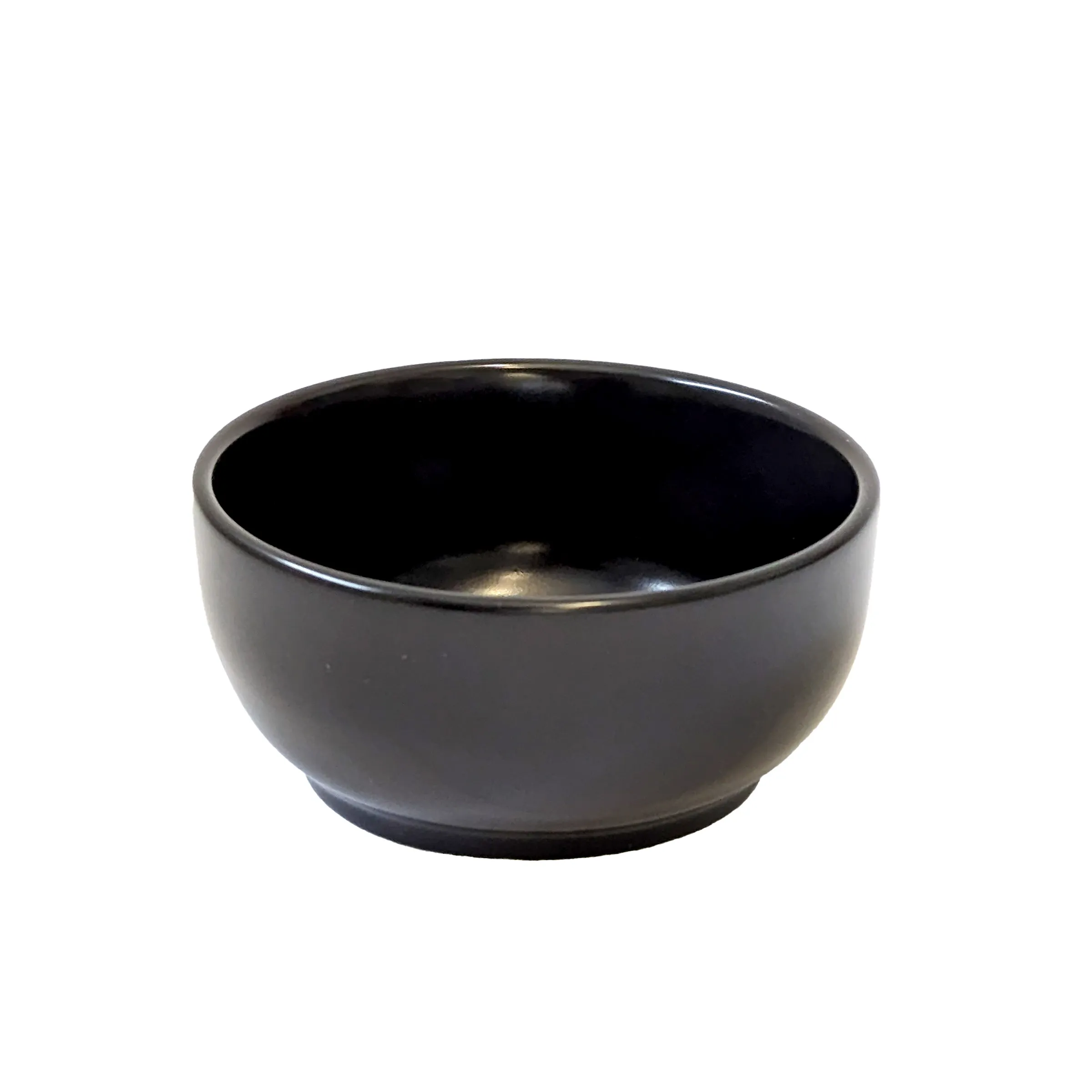 Schwarze Keramikschale - moderne Suppenschale Schwarze Keramikschale mit glänzender Oberfläche und rundem Boden auf weißem Hintergrund