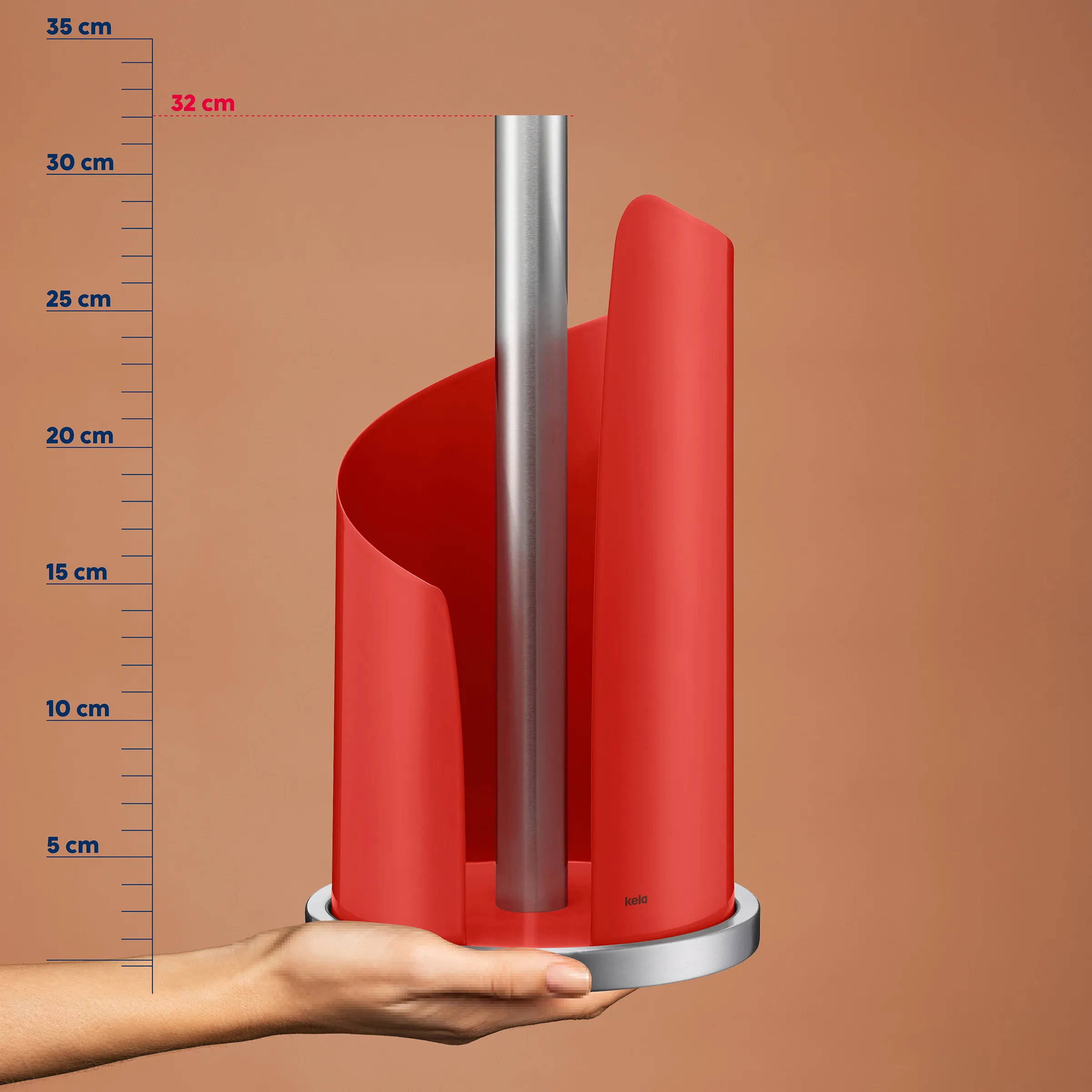 Rotes Küchenrollenhalter-Set von kela mit Metallstab auf Hand vor Messskala, Höhe 32 cm