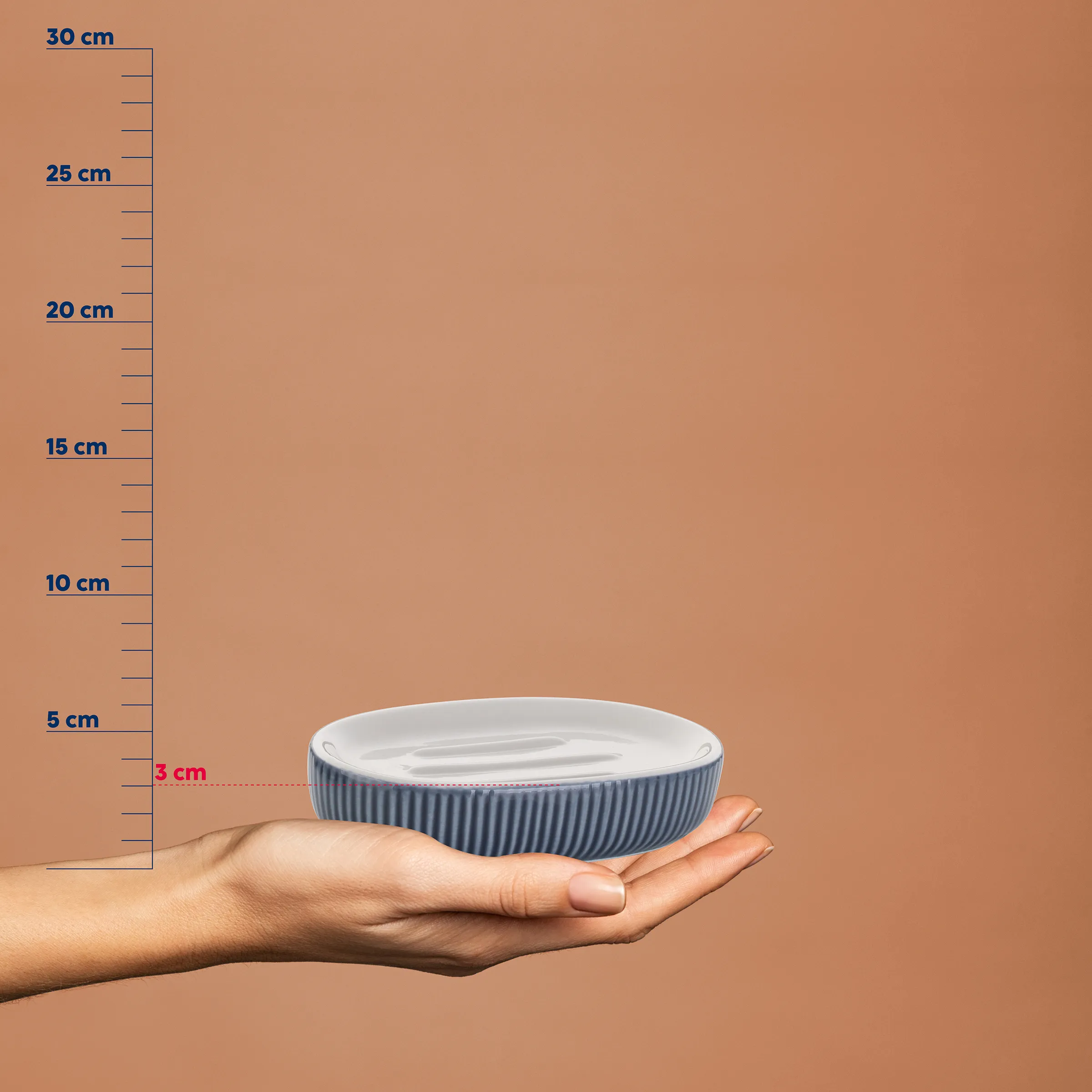Kleine Schale Größenvergleich - Keramik Schüssel Kleine graue Schale mit weißem Rand auf einer Hand vor Messskala, Höhe etwa 3 cm