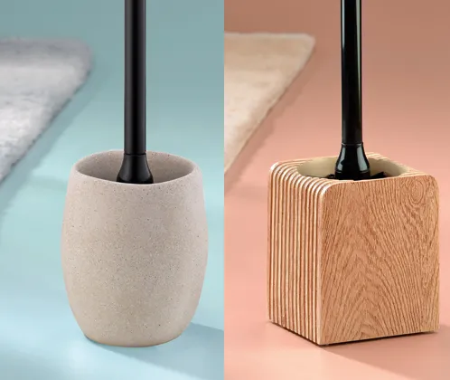 Moderne Toilettenbürsten-Halter aus Beton und Holz Zwei moderne Toilettenbürsten-Halter: einer aus Beton in Weiß auf blauem Hintergrund, einer aus Holz in Natur auf rosa Hintergrund