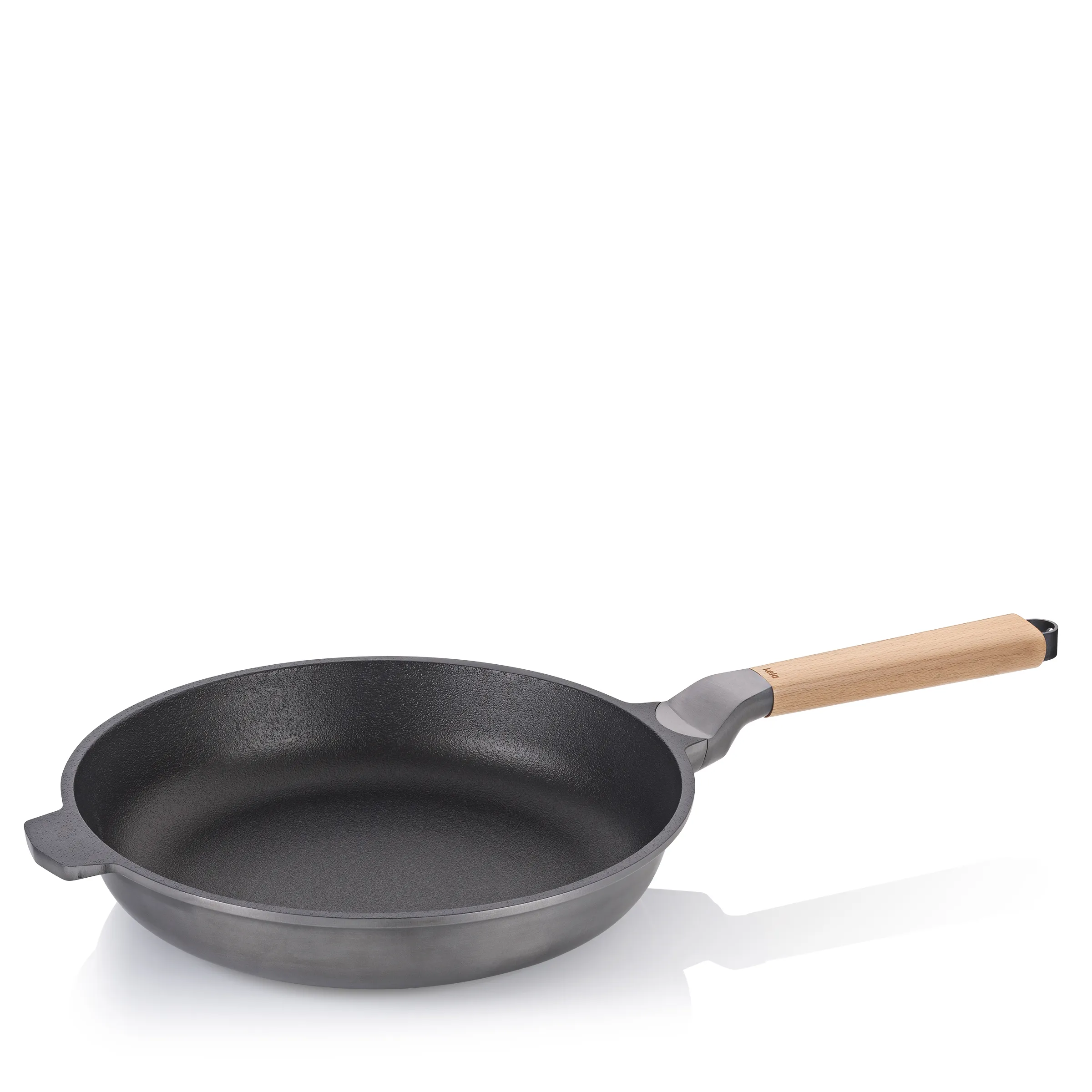 Gusseisen Wok mit Holzgriff - Antihaft-Bratpfanne Grauer Gusseisen-Wok mit schwarzer antihaftbeschichteter Innenseite und Holzgriff auf weißem Hintergrund.