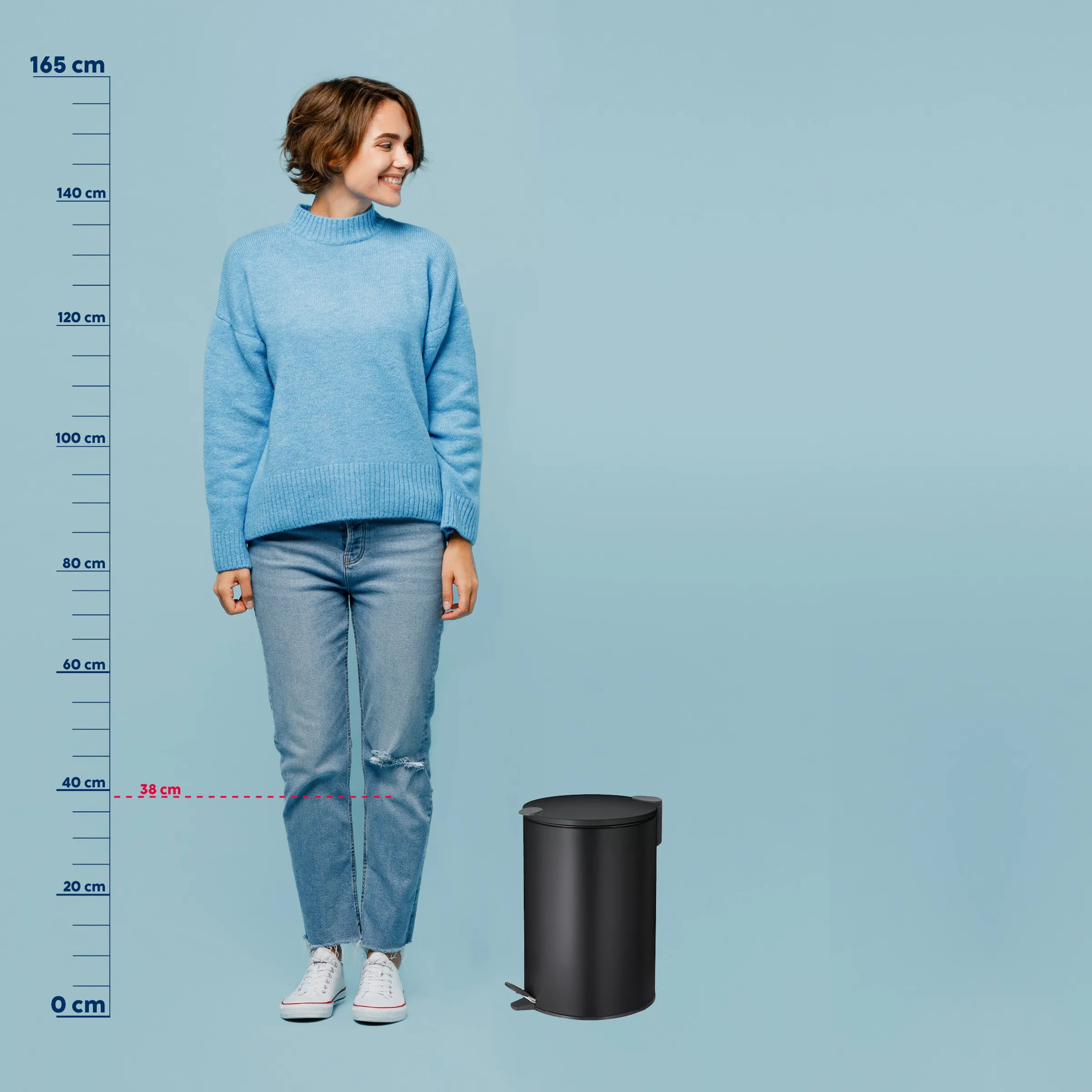 Schwarzer Tretmülleimer 38 cm - Kompakter Abfalleimer mit Fußpedal Schwarzer Tretmülleimer 38 cm hoch neben Frau mit blauem Pullover vor Messskala