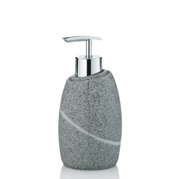 Grauer Seifenspender aus Keramik mit verchromtem Pumpenkopf und dekorativem Band-Design.