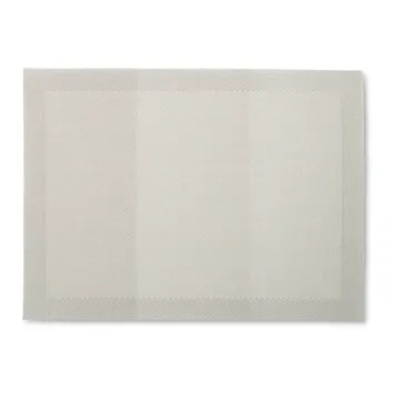 Beige Baumwolltuch oder Serviette mit feiner Webstruktur auf weißem Hintergrund