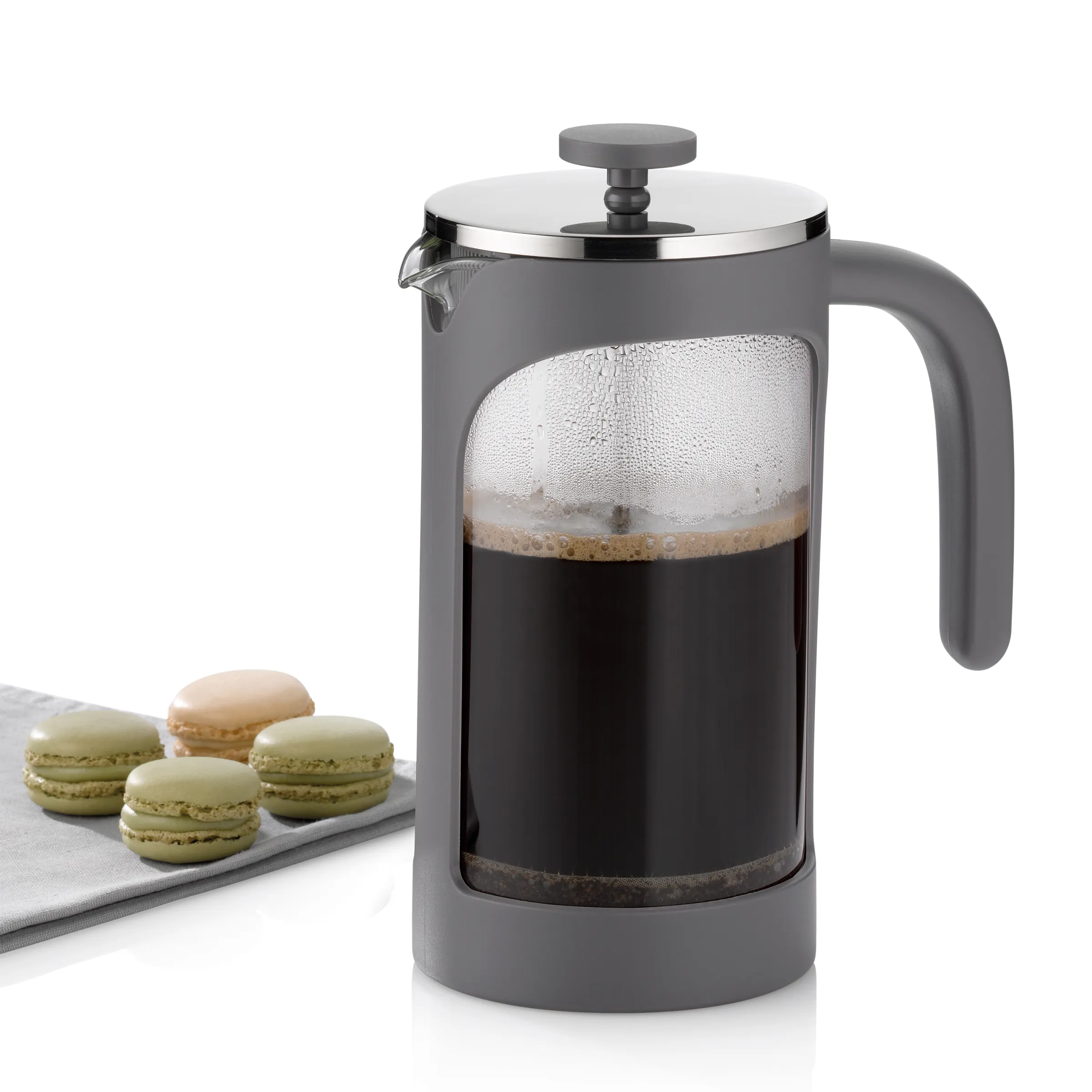 French Press Kaffeebereiter grau mit Edelstahldeckel und Macarons Graue French Press mit frisch gebrühtem Kaffee und Macarons auf weißem Hintergrund