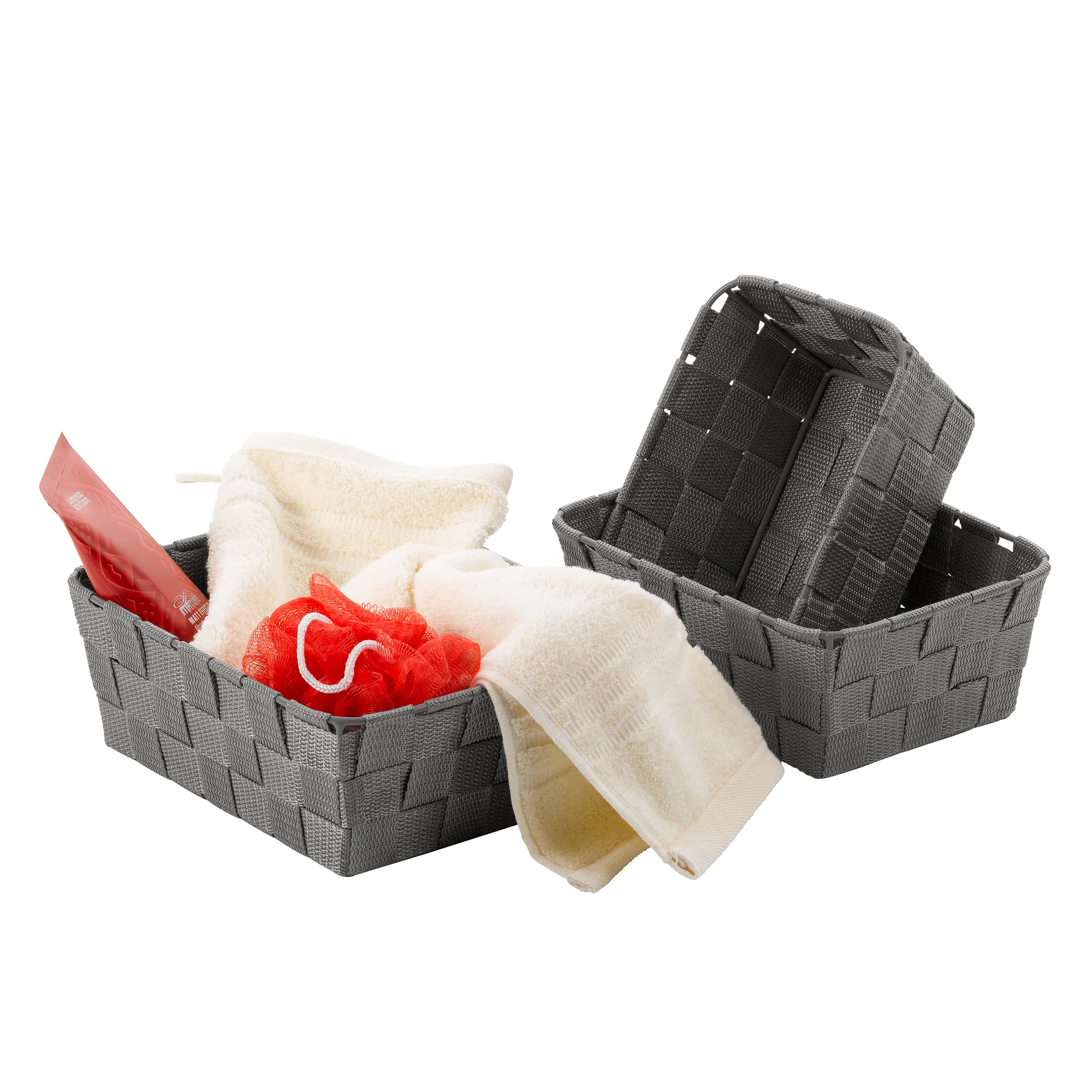 Geflochtene Aufbewahrungskörbe Set - Badezimmer Organizer in Grau Drei graue geflochtene Aufbewahrungskörbe mit weißen Handtüchern, rotem Duschschwamm und Zahnbürste
