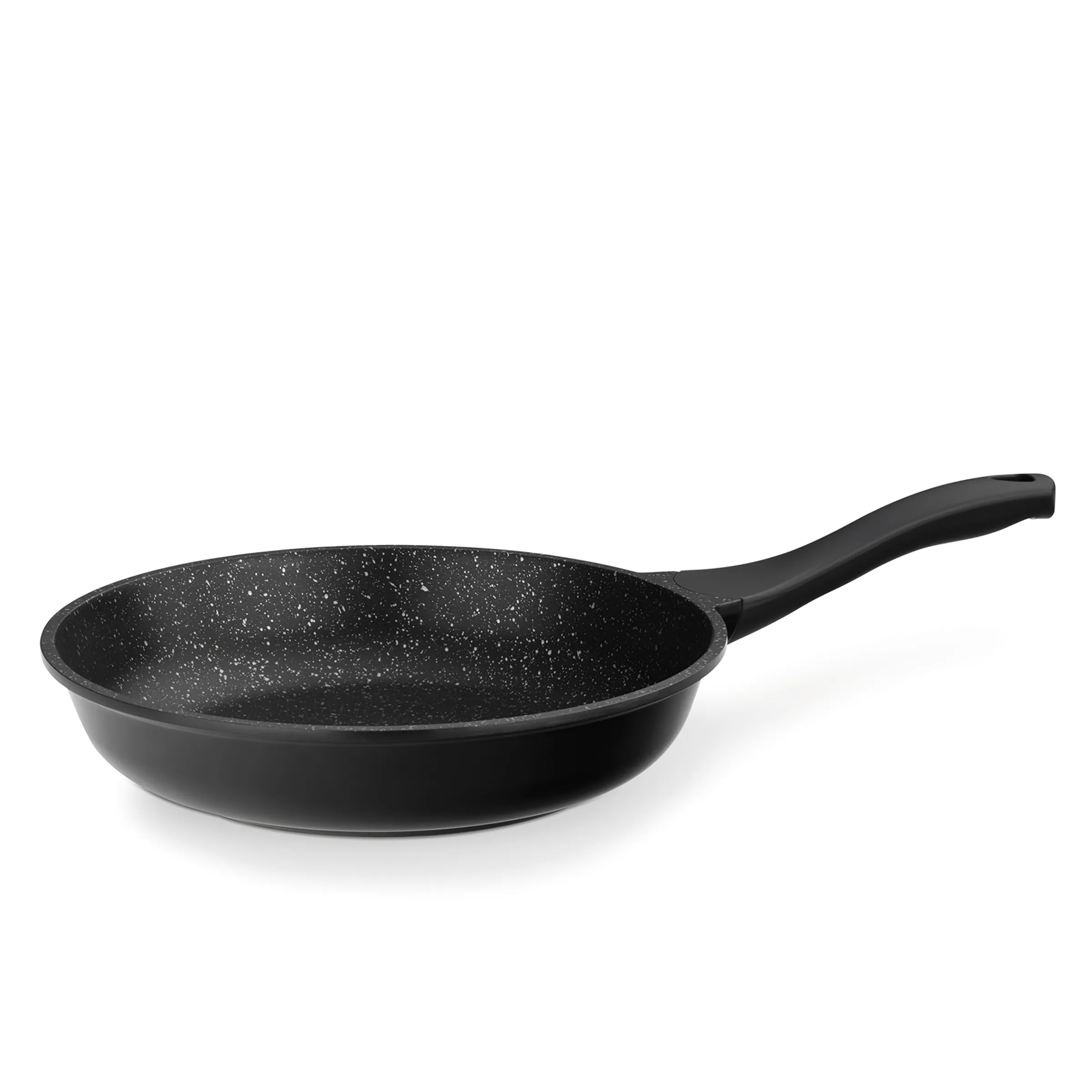 Antihaft-Bratpfanne schwarz mit Steinbeschichtung und ergonomischem Griff Schwarze Bratpfanne mit gesprenkelter Antihaftbeschichtung und langem Griff auf weißem Hintergrund