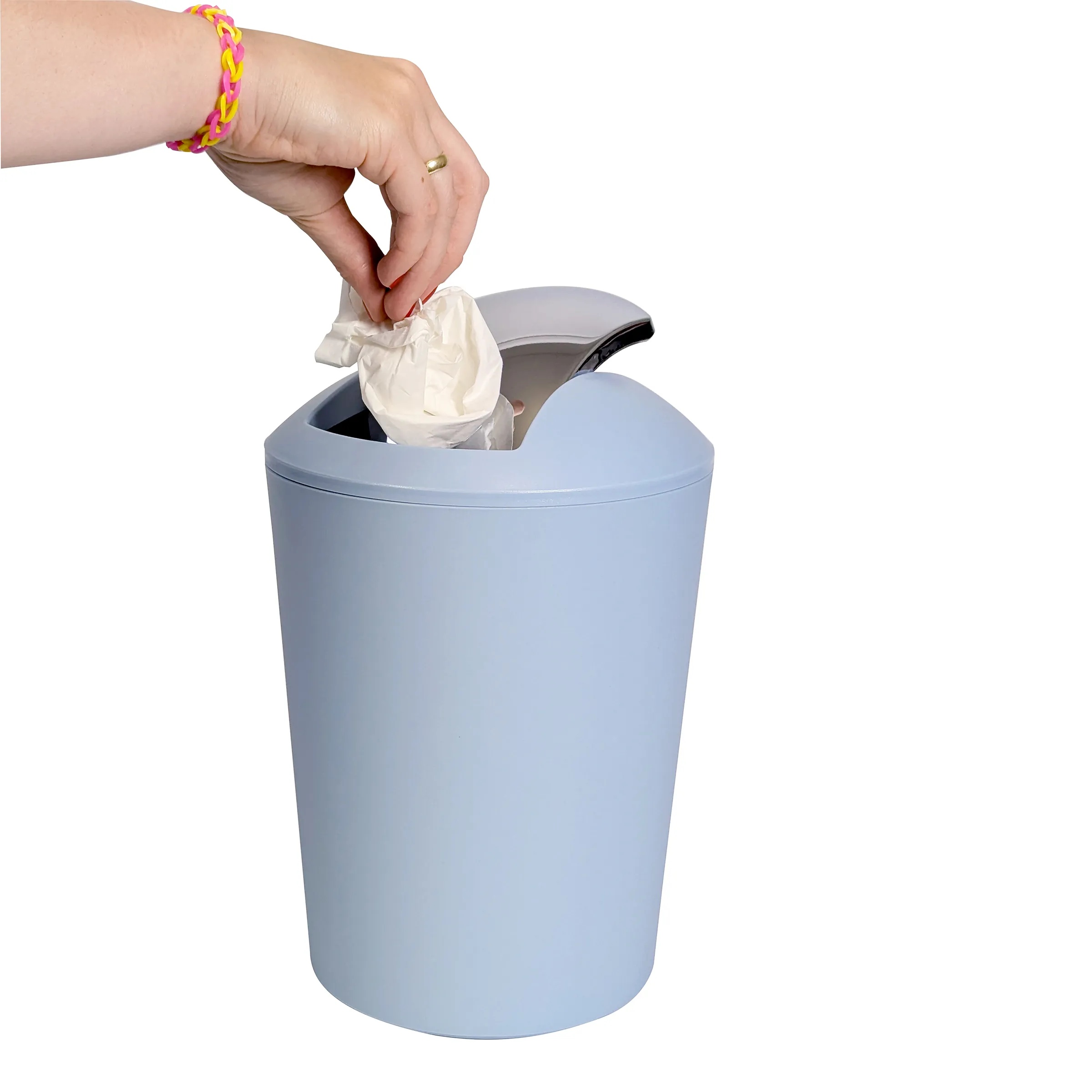 Windelwagen Windeleimer - Hygienische Windelspeicherung Hand entnimmt Windel aus blauem Windelwagen mit offenem Deckel