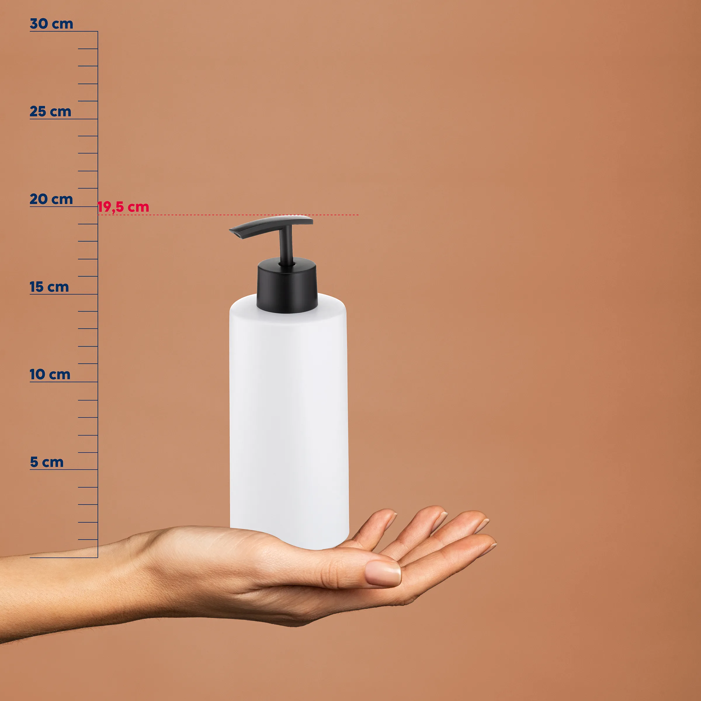 Dispenser-Flasche weiß 500ml mit Pumpspender Weiße Dispenser-Flasche mit schwarzem Pumpkopf in einer Hand, neben einer Messskala zeigt 19,5 cm Breite