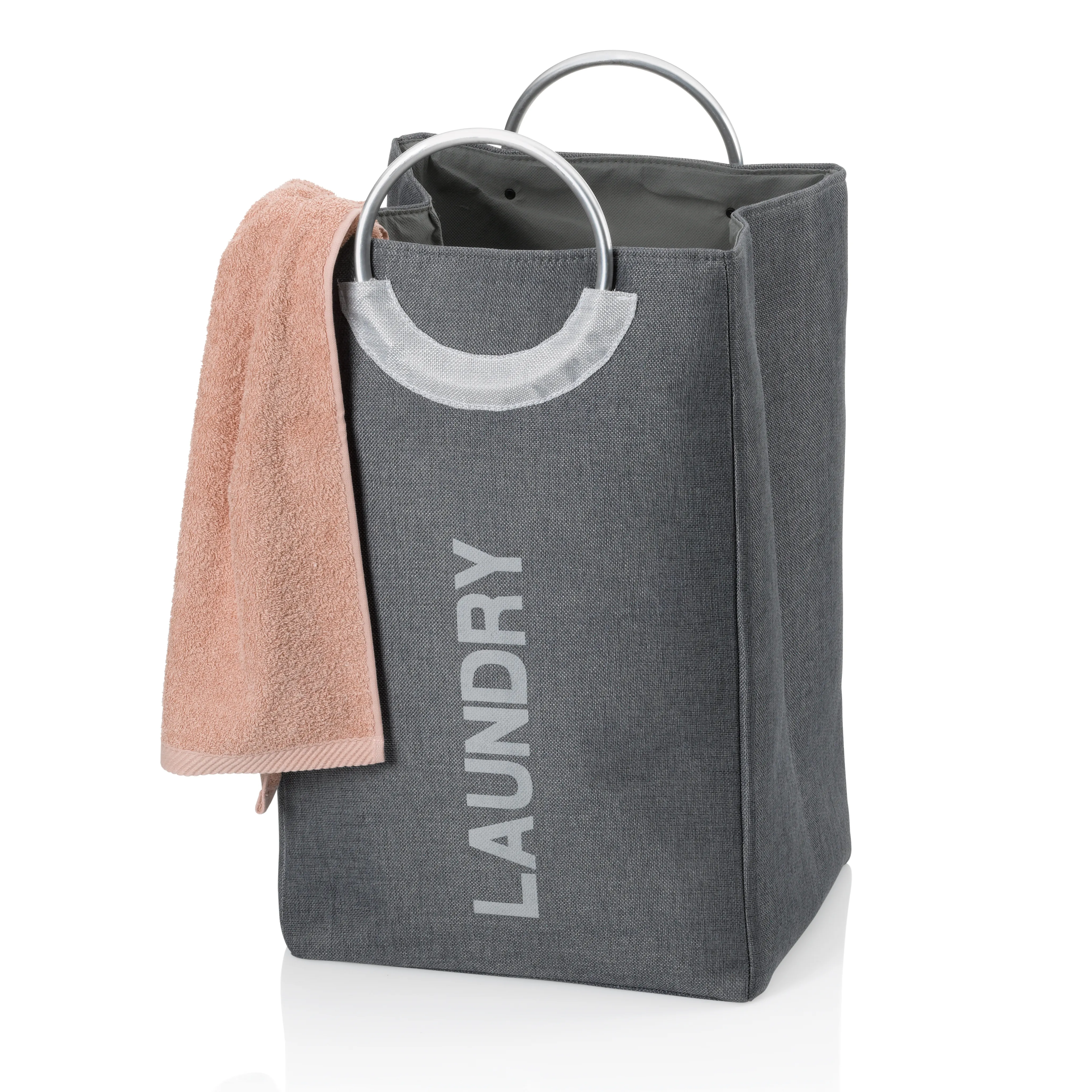 Wäschekorb Grau mit Griffen und LAUNDRY-Schriftzug - Faltbarer Wäschesammler Grauer Wäschekorb mit LAUNDRY-Aufdruck und runden Griffen, dekoriert mit rosa Handtuch