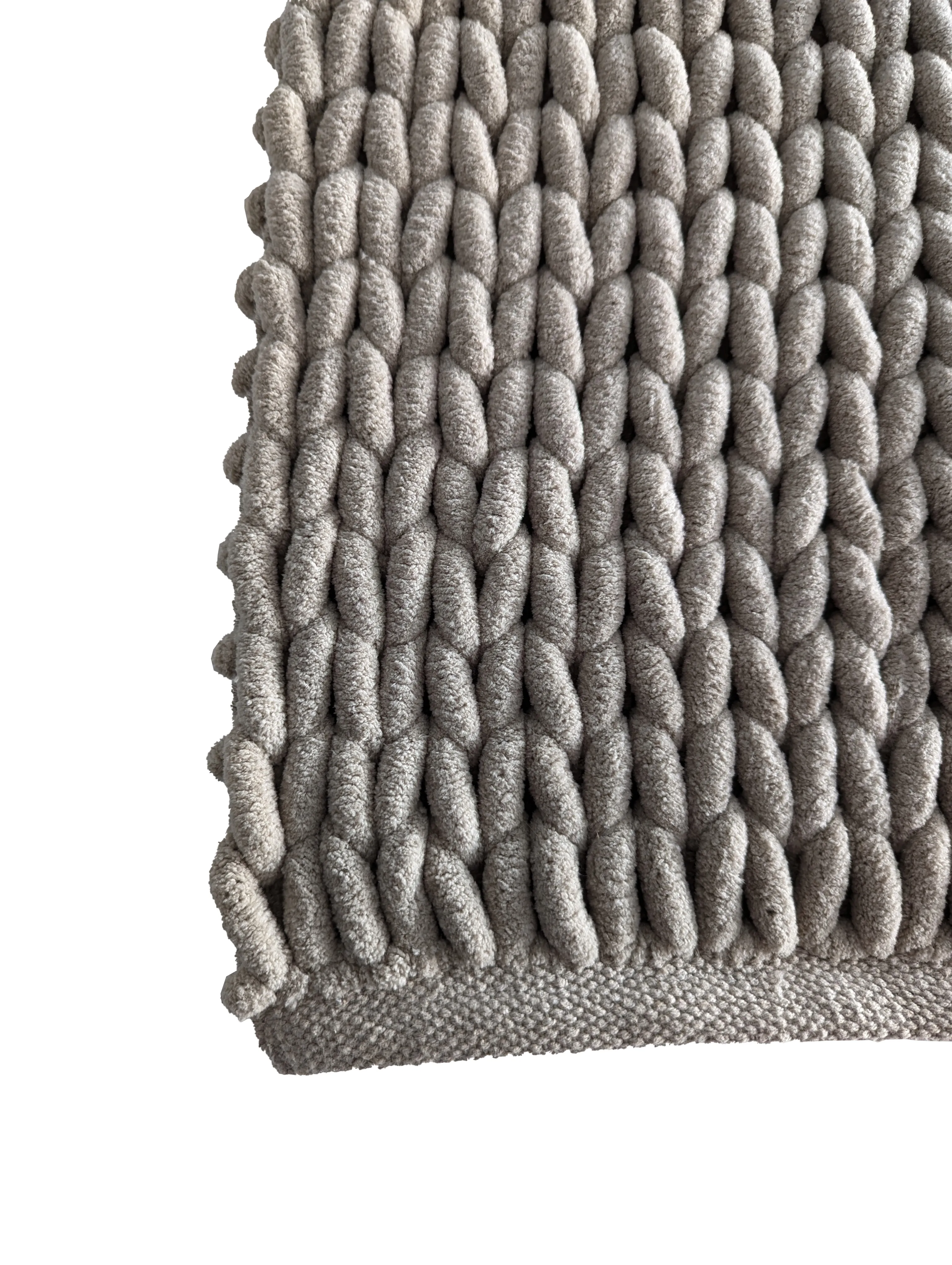 Strickdecke Zopfmuster grau Wolldecke Grauer Strickdecke mit strukturiertem Zopfmuster und feiner Webkante auf weißem Hintergrund