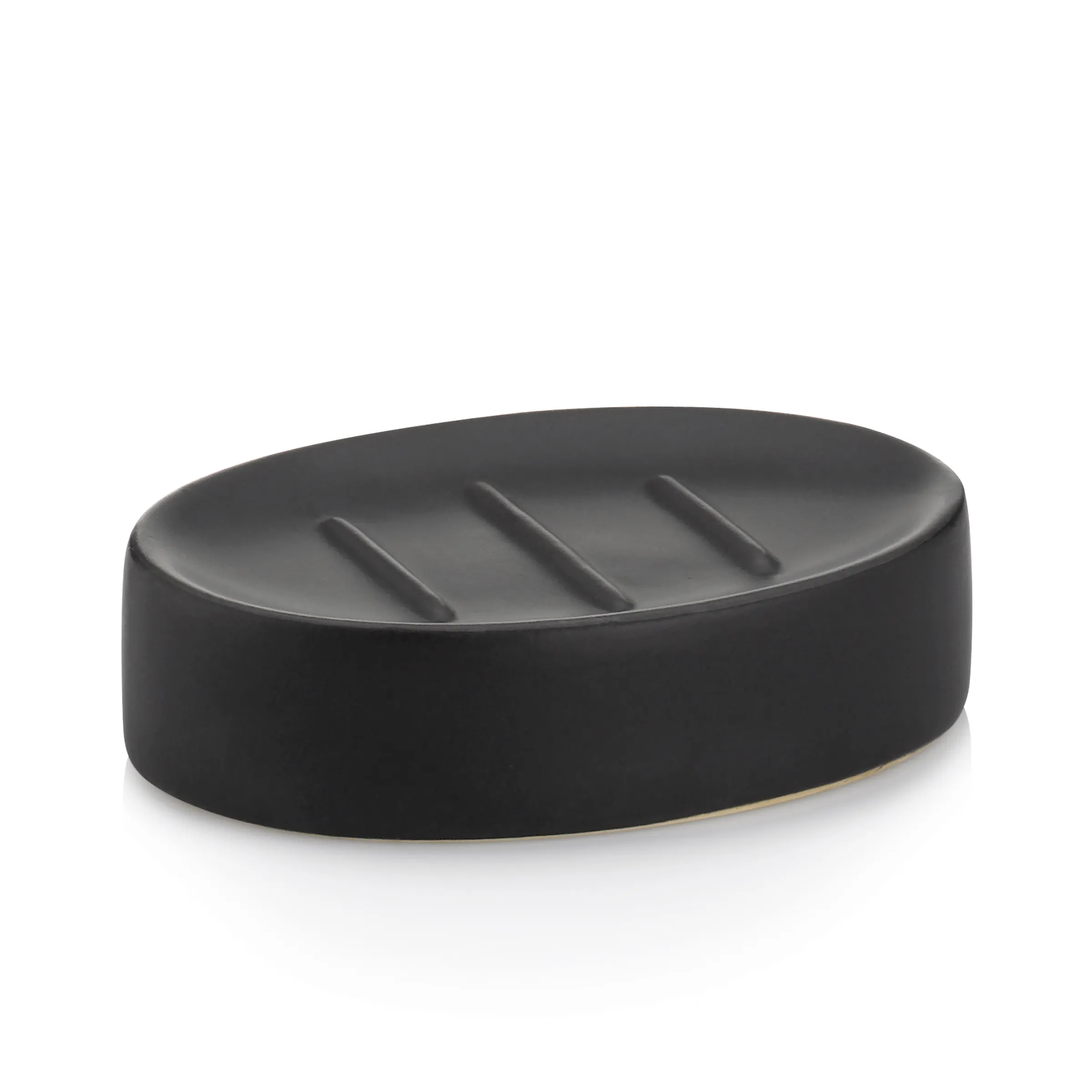 Seifenschale schwarz oval modern Schwarze ovale Seifenschale mit Rillen und glänzender Oberfläche auf weißem Hintergrund