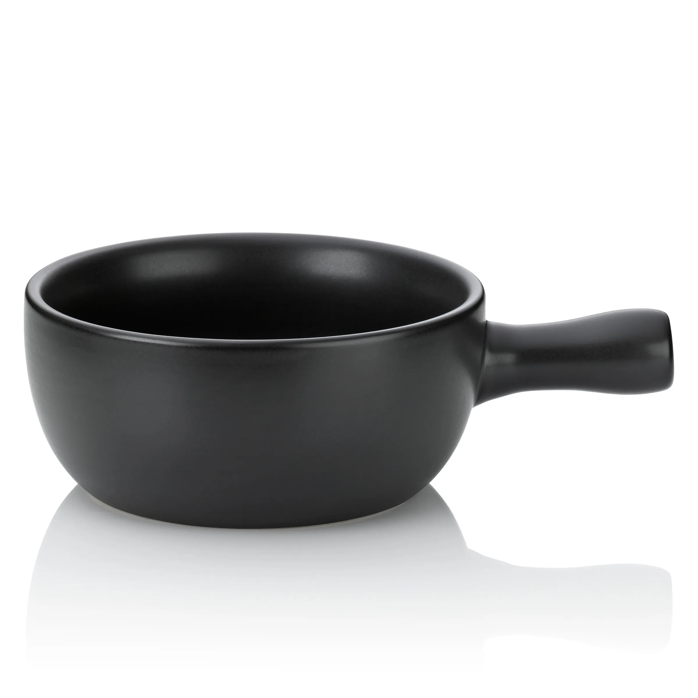 Schwarze Suppenschale mit Griff - Keramik Servierschale Schwarze Suppenschale mit Griff auf weißem Hintergrund