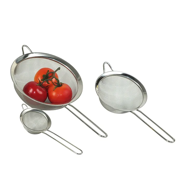 Küchensiebe Set Edelstahl verschiedene Größen Drei Küchensiebe in unterschiedlichen Größen aus Edelstahl mit Griffen, das größte gefüllt mit frischen roten Tomaten