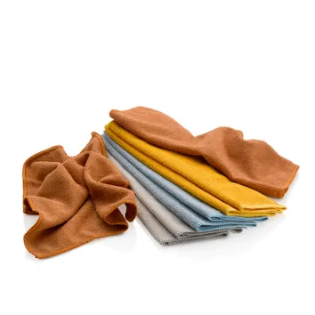 Stapel farbiger Mikrofasertücher in Orange, Gelb, Grau und Blau mit strukturierter Oberfläche