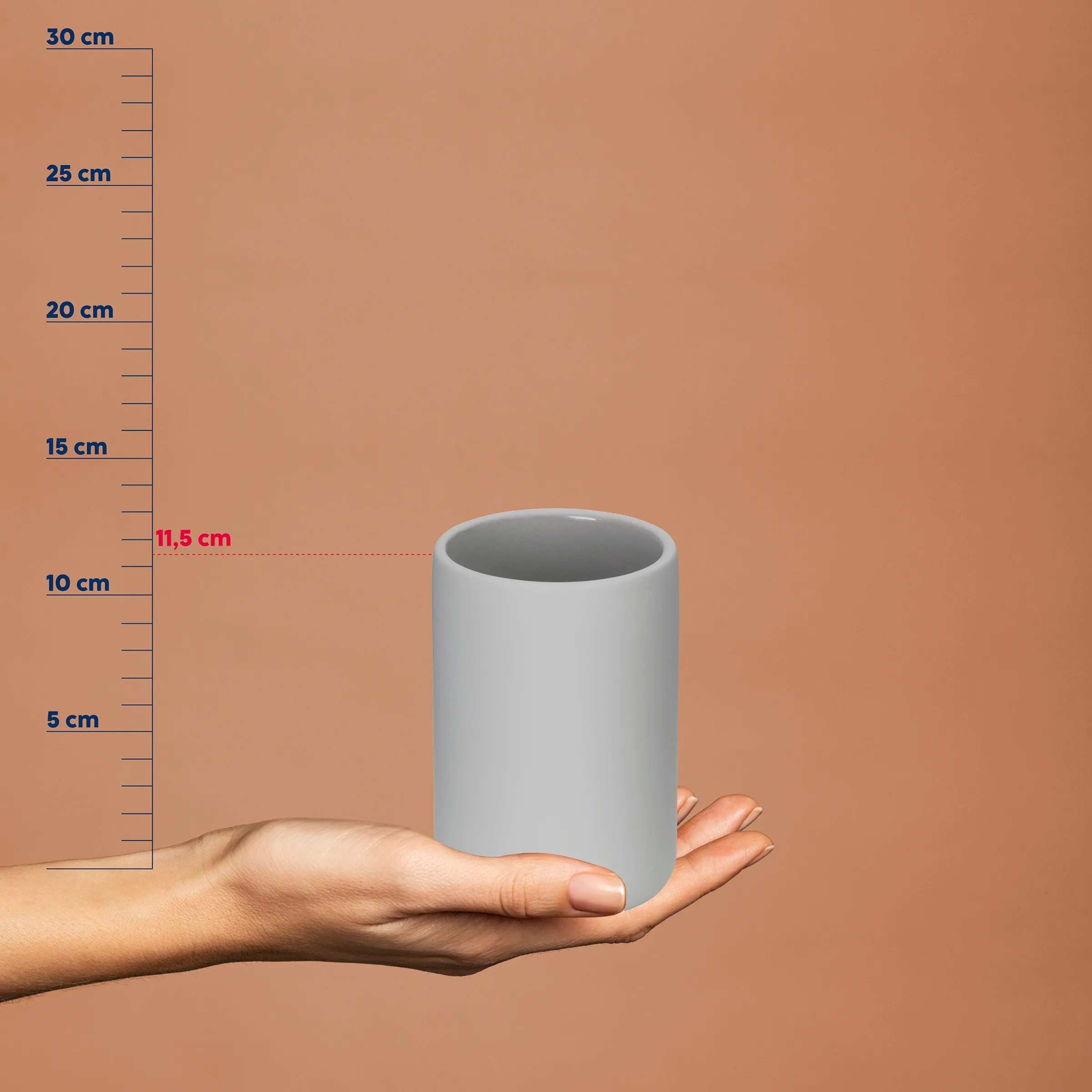 Grauer Keramikbecher 11,5 cm Höhe - Produktfoto mit Größenangabe Grauer Keramikbecher in Hand gehalten vor Maßstab, Höhe 11,5 cm markiert