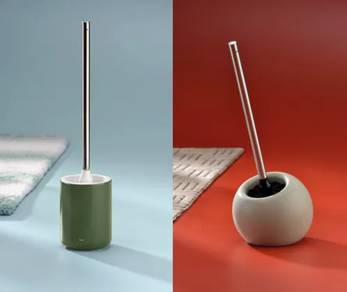 Moderne Toilettenbürsten – stilvolle WC-Bürsten-Sets Zwei moderne Toilettenbürsten mit Behältern nebeneinander – links grün auf hellblauem Hintergrund, rechts cremeweiß auf rotem Hintergrund.