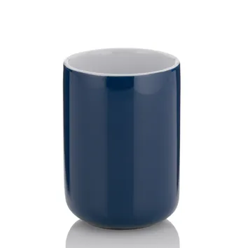 Blauer Keramikbecher mit weißem Innenraum auf weißem Hintergrund, zylindrische Form, glänzende Oberfläche