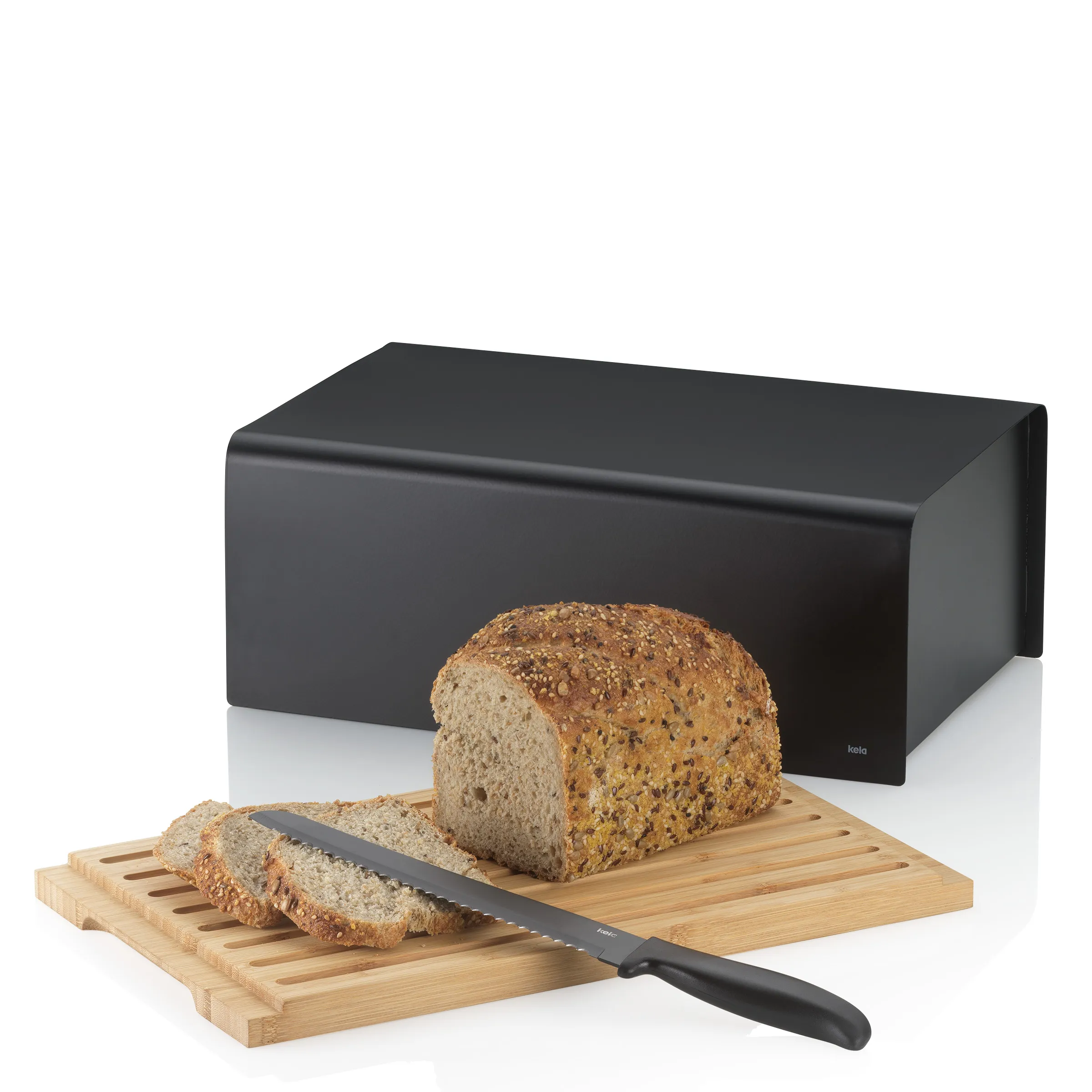 Brotkasten schwarz mit Schneidebrett und Brotmesser - Brotaufbewahrung Schwarzer Brotkasten mit Mehrkornbrot auf Bambus-Schneidebrett und Brotmesser