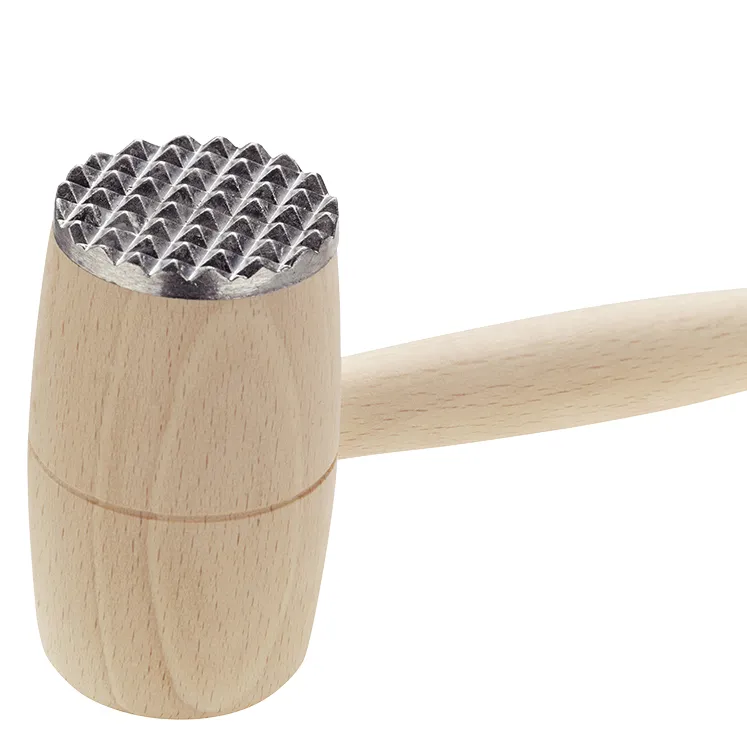 Fleischklopfer Holz mit Metallkopf - Küchenwerkzeug zum Fleisch klopfen Fleischklopfer aus Holz mit strukturiertem Metallkopf und glattem Griff auf weißem Hintergrund