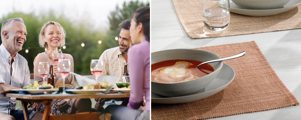 Outdoor Dinner und Tischgedeck mit eleganten Servietten Gartentisch mit vier lachenden Menschen beim Abendessen und Getränken, sowie Nahaufnahme von Schüsseln mit Suppe auf beigefarbenen Tischsets
