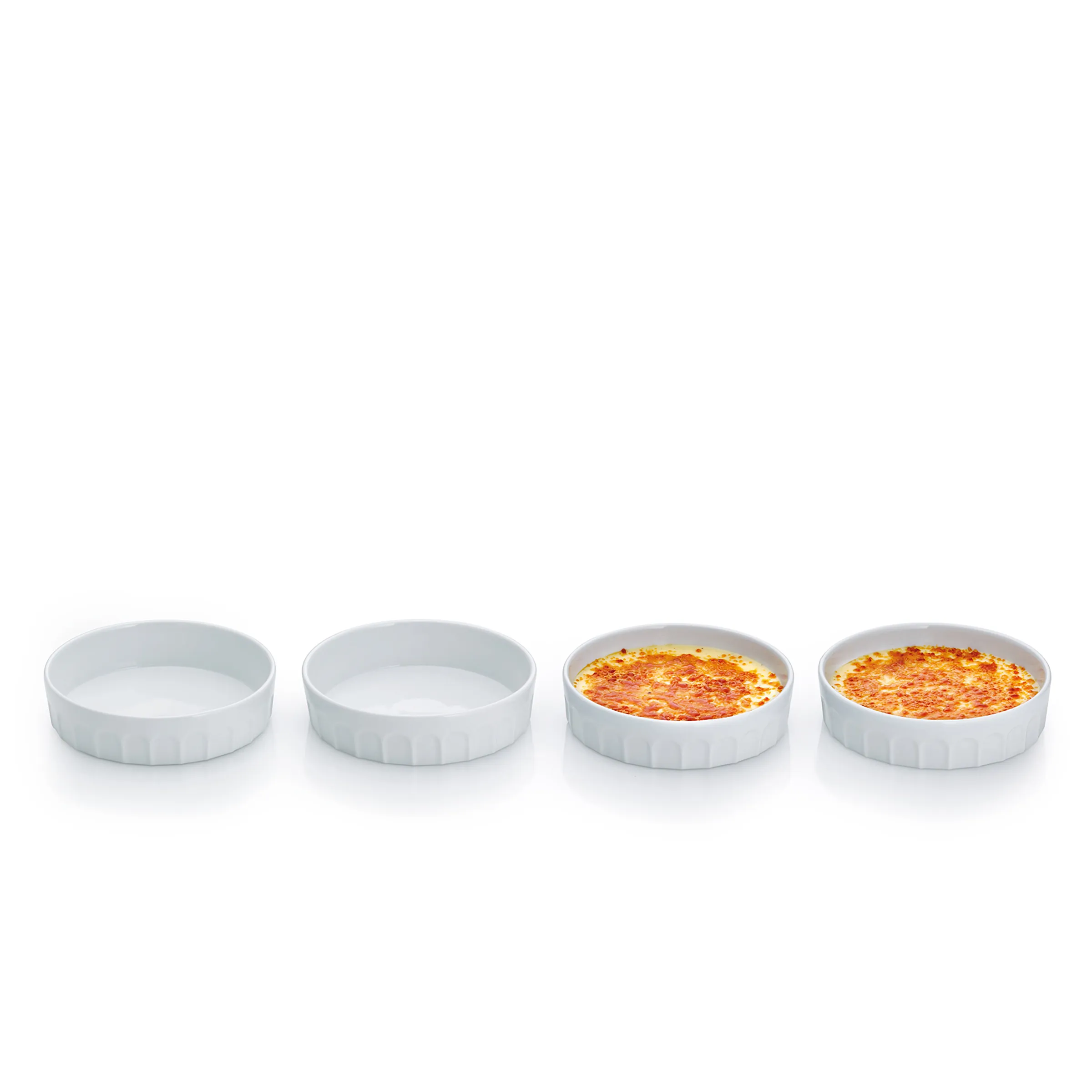 Auflauf Gratinschale - Überbackenes Gericht in Portionenschalen Vier weiße Gratinschalen in verschiedenen Füllstufen: zwei leer, zwei mit goldbraunem überbackenem Auflauf