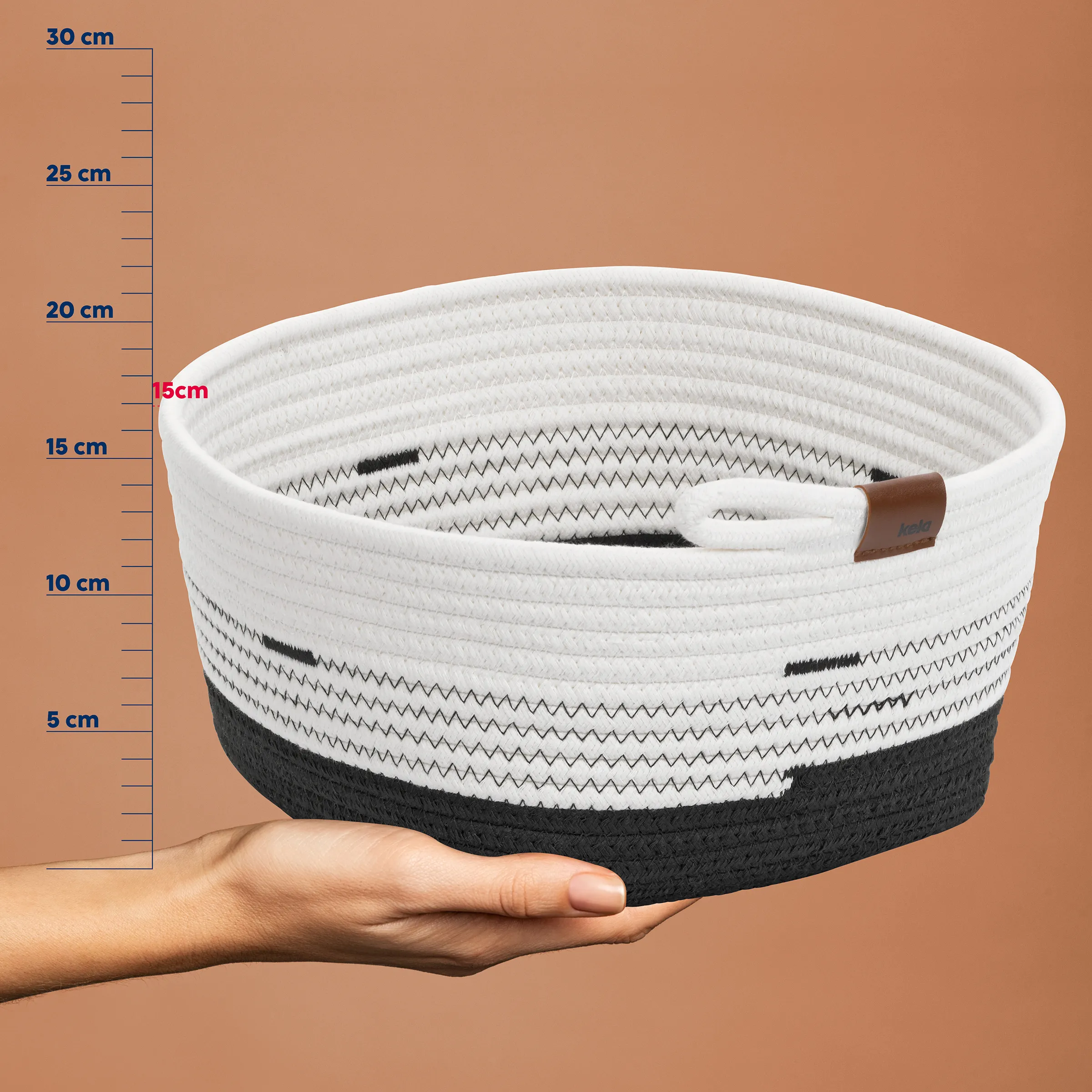 Gewebter Aufbewahrungskorb Weiß Schwarz mit Ledergriff Gewebter Aufbewahrungskorb in Weiß und Schwarz mit braunem Ledergriff, ca. 15 cm hoch, mit Größenlehre links