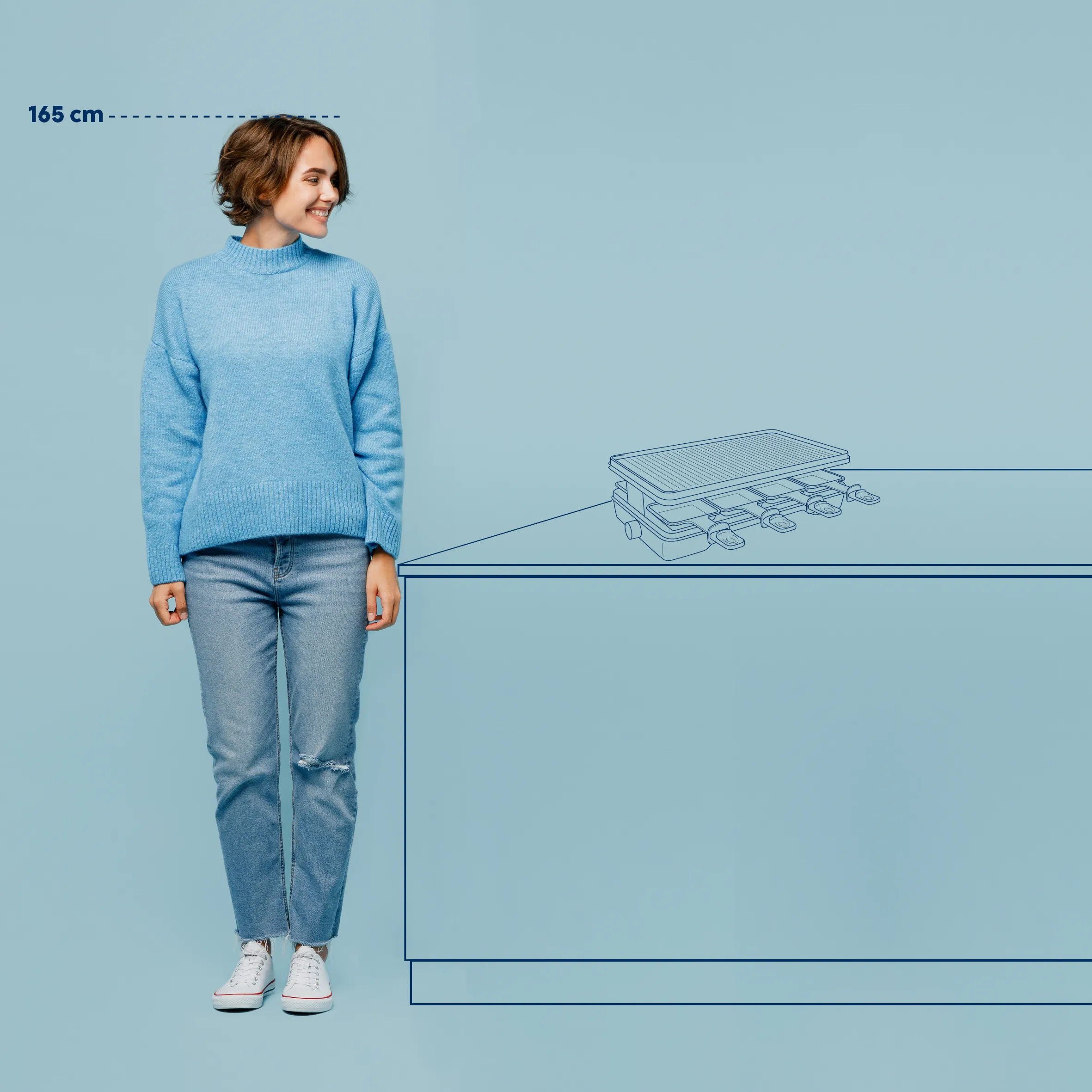 Frau mit Größenangabe 165 cm trägt hellblauen Strickpullover und zerrissene Jeans mit weißen Sneakern