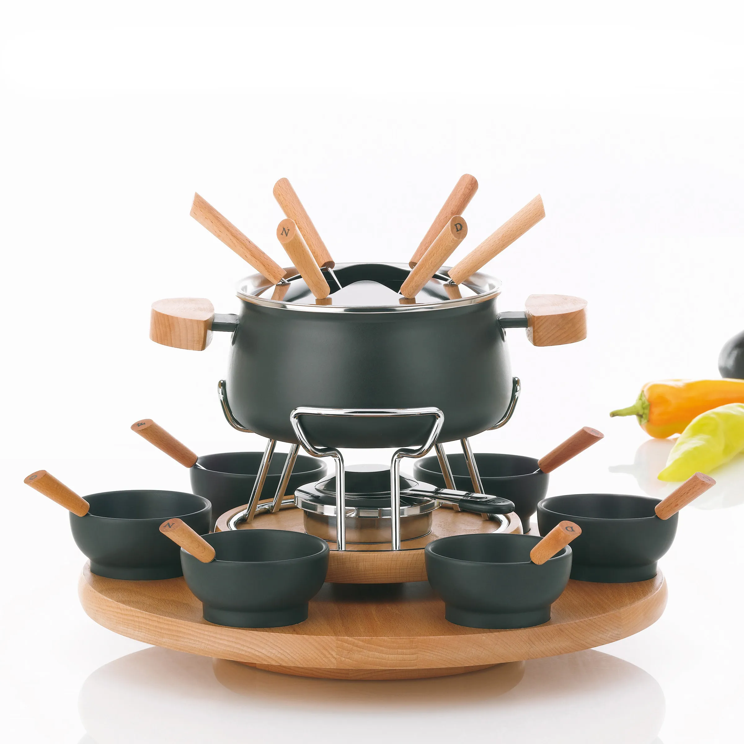 Fondue-Set Dunkelgrün mit Holzgriffen und Holzständer Dunkelgrünes Fondue-Set mit Holzgriffen, bestehend aus großem Topf, 6 Schüsseln und Holzunterlage