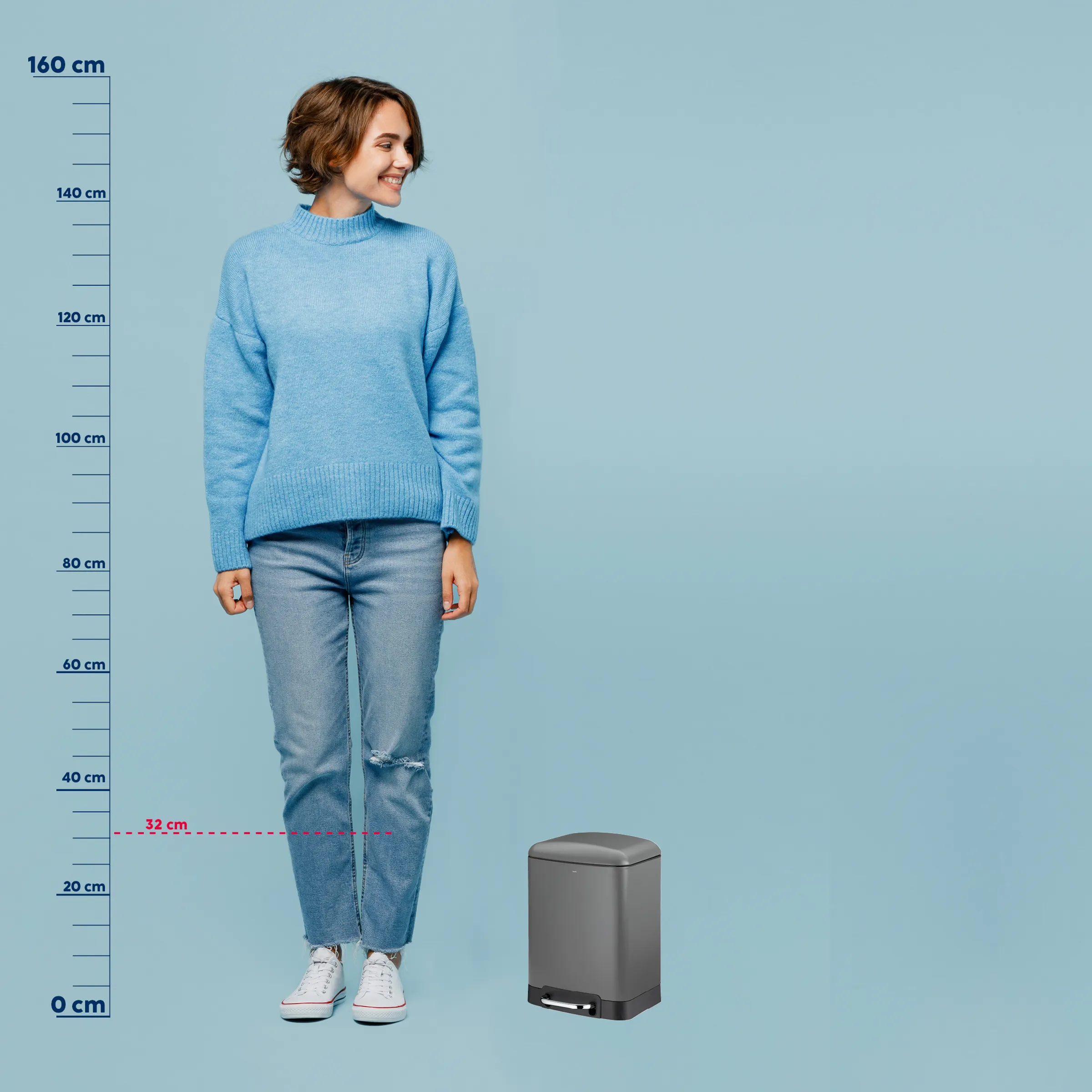 Sensor-Abfalleimer grau 32 cm - Treteimer mit automatischer Öffnung Grauer Sensor-Abfalleimer 32 cm Höhe neben Person mit Größenskala auf hellblauem Hintergrund