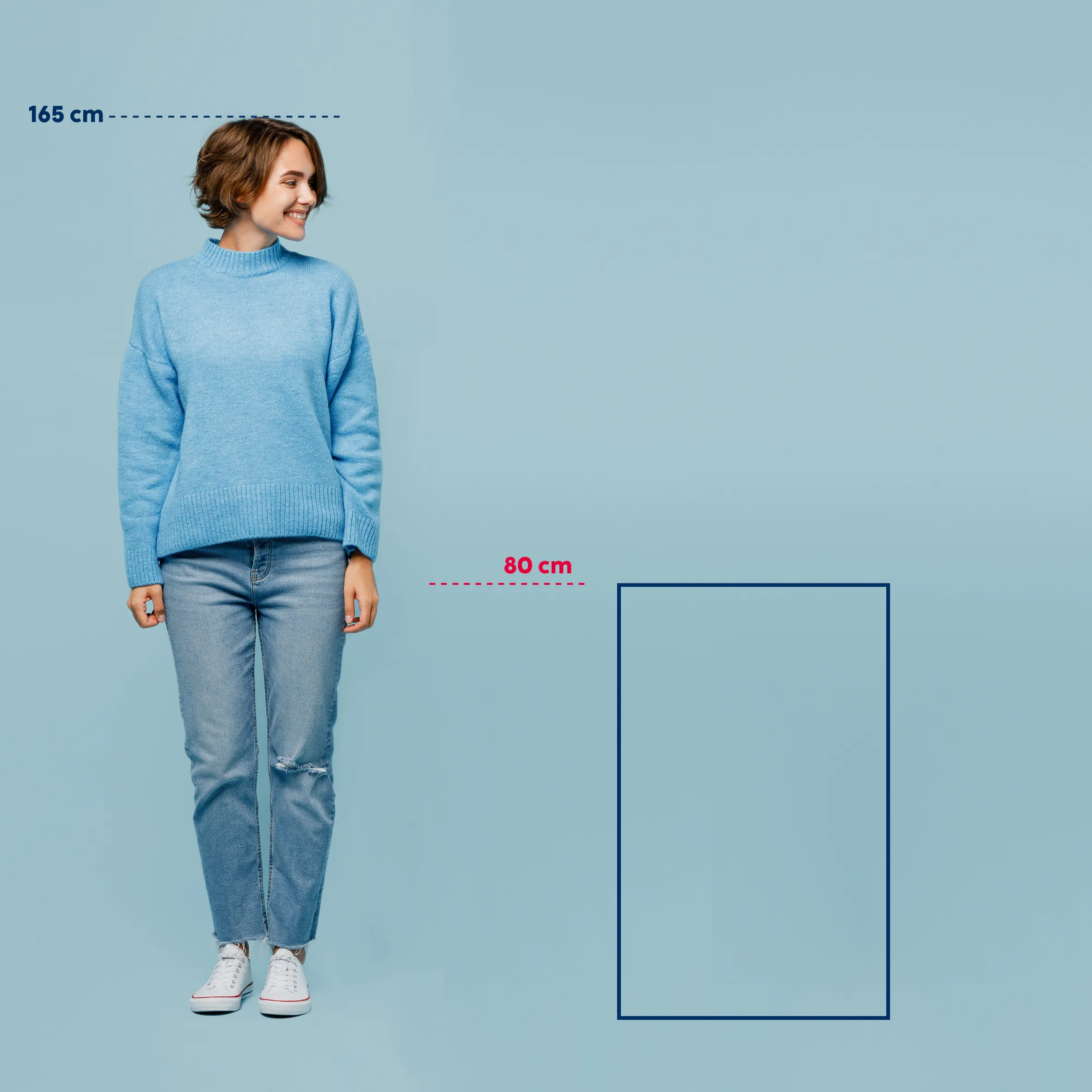 Frau mit braunem Haar trägt hellblauen Strickpullover und zerrissene blaue Jeans mit weißen Sneakern vor blauem Hintergrund