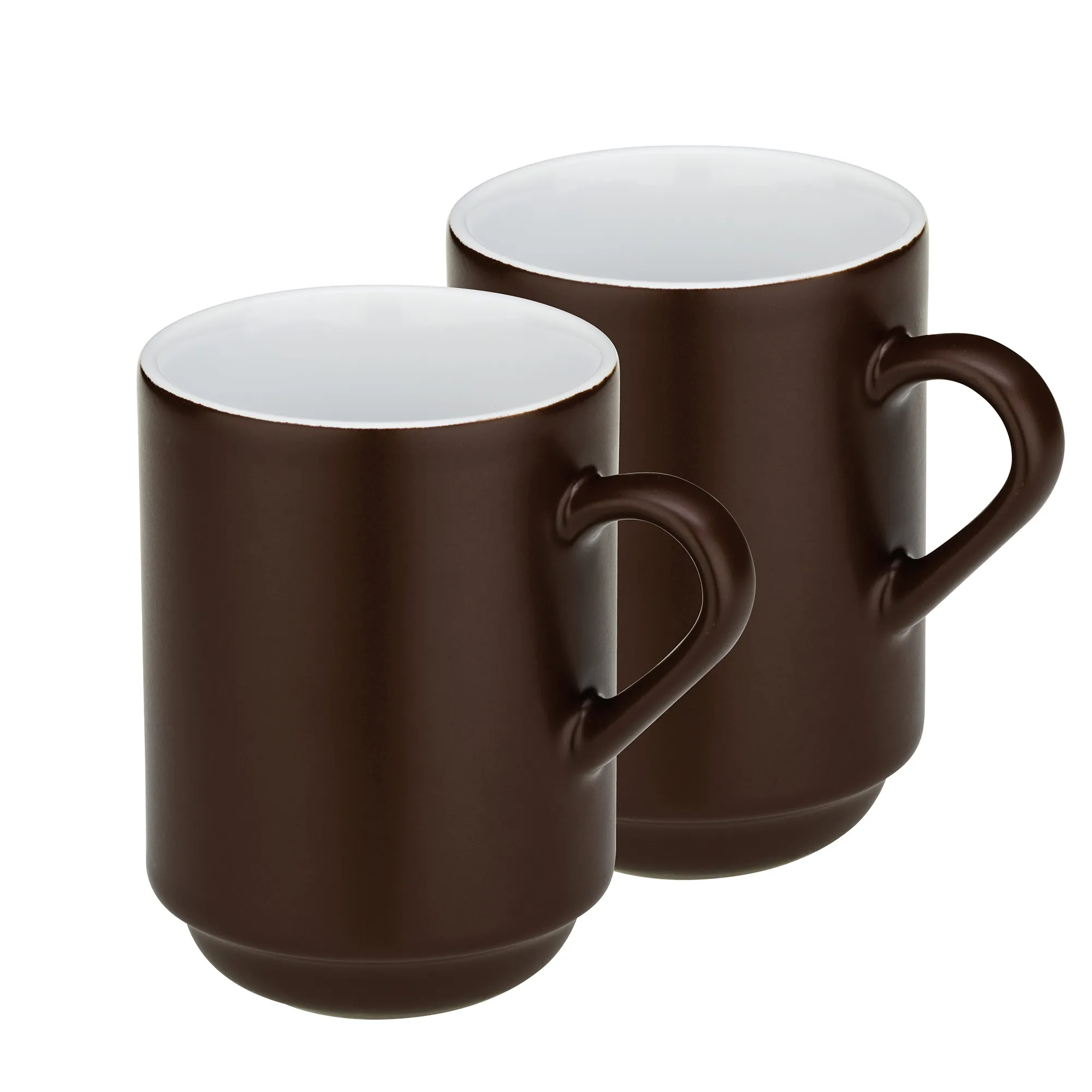 Braune Kaffeebecher Set - Stapelbare Tassen mit weißem Innenraum Zwei stapelbare braune Kaffeebecher mit weißem Innenraum und geschwungenen Henkeln auf weißem Hintergrund