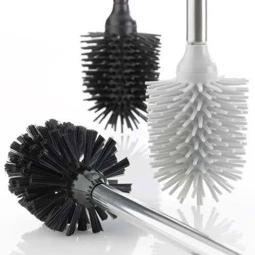 WC-Bürsten Garnitur - Toilettenbürsten Set kaufen Vier WC-Bürsten mit verschiedenen Farben und Formen: zwei schwarze und eine weiße Klobürste mit Kunststoffgriffen auf weißem Hintergrund.