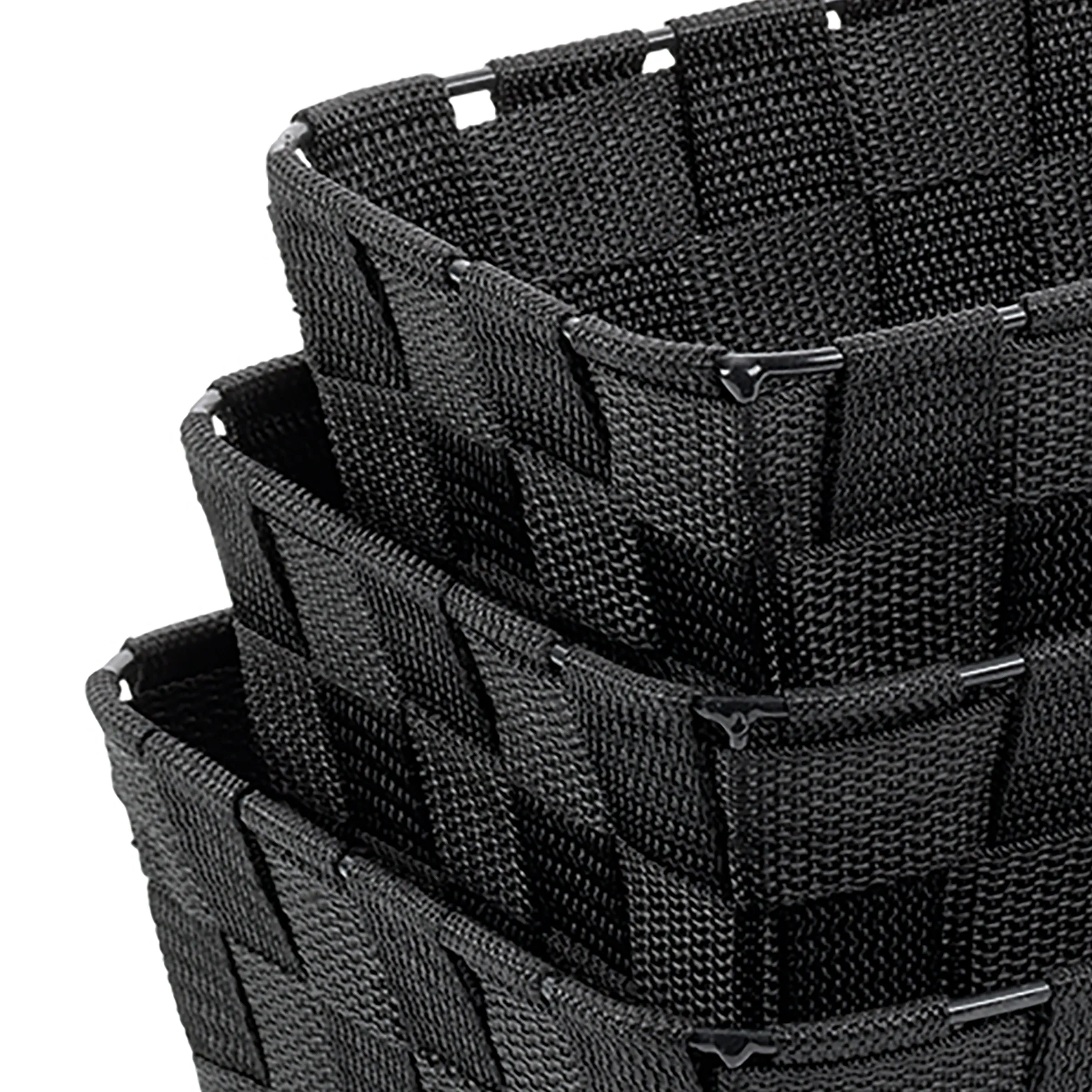 Schwarze Wandorganizer aus gewebtem Material mit drei hängenden Fächern und metallischen Befestigungshaken