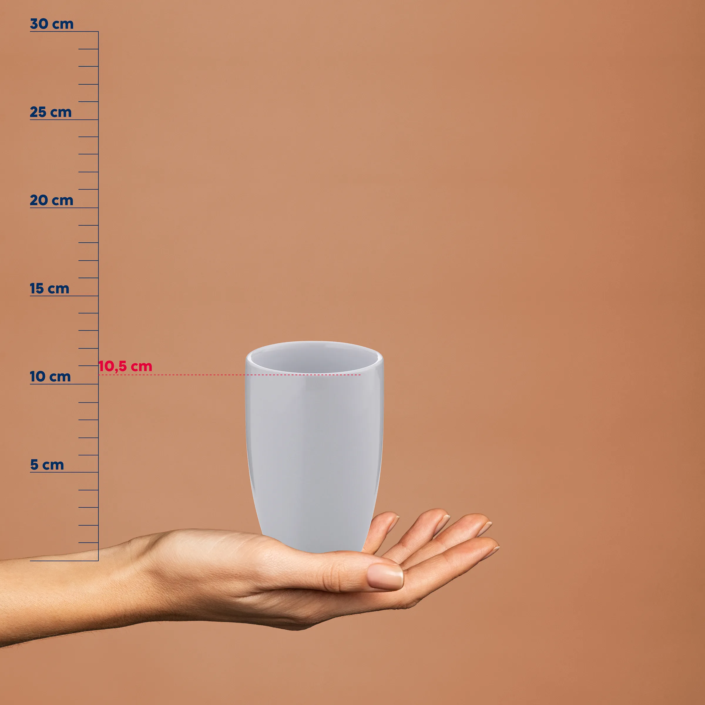 Weißer Becher mit Größenangabe - Keramik Trinkbecher Weißer zylindrischer Becher in einer Hand mit Größenvergleich-Skala. Durchmesser 10,5 cm, Höhe etwa 10-15 cm.
