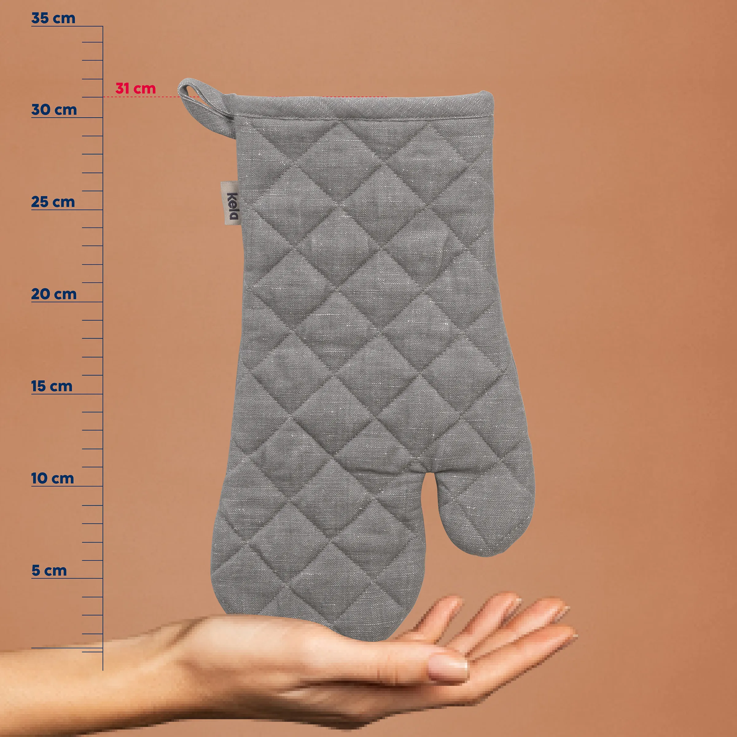 Ofenhandschuh Baumwolle 35 cm lang Küchenzubehör Graue Ofenhandschuh mit Wattierung und Muster auf Hand liegend, neben Messskala von 0 bis 35 cm