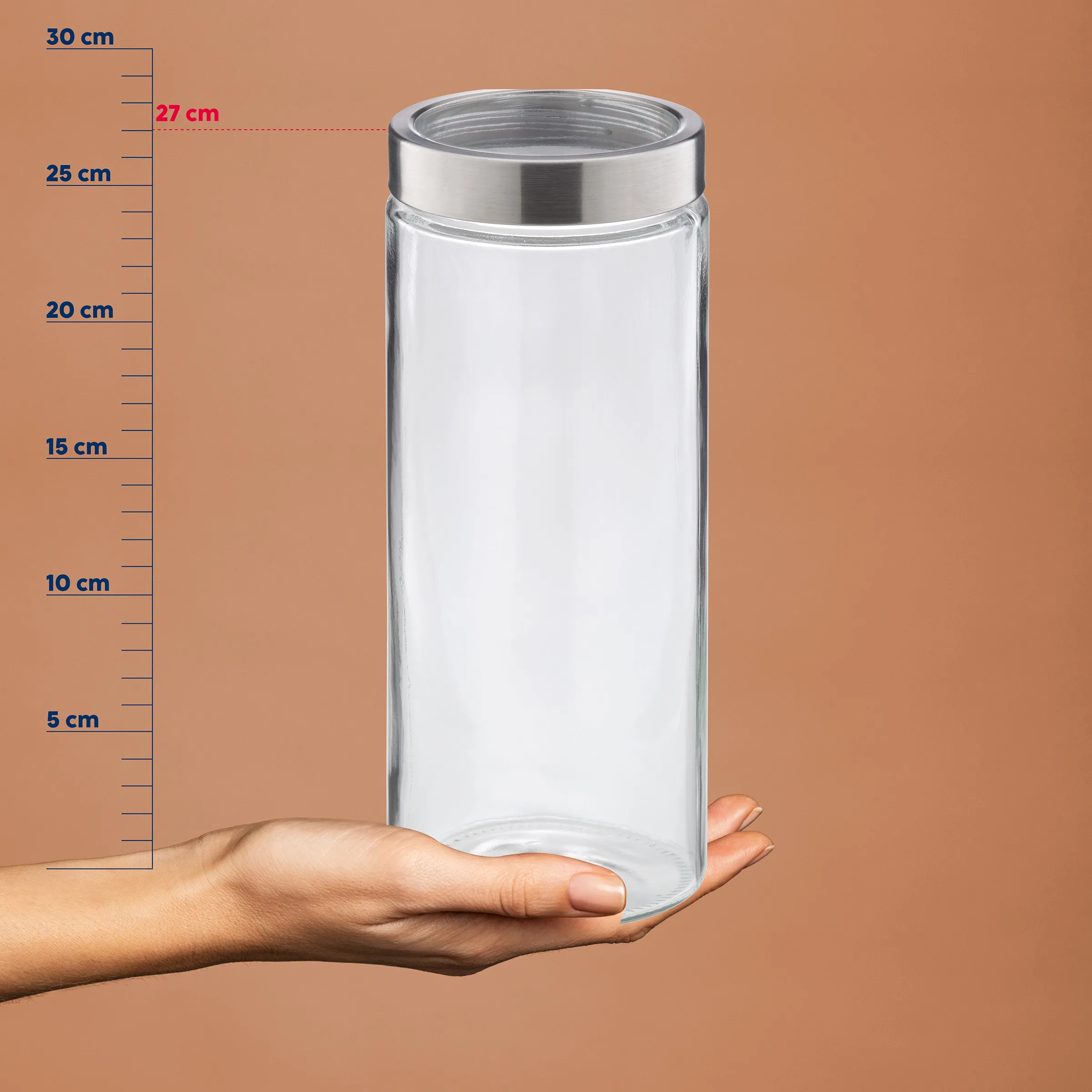 Glas-Vorratsglas mit Metalldeckel - Lagerbehälter Transparentes Glas-Vorratsglas mit Metalldeckel auf einer Hand vor Messskala, etwa 27 cm hoch