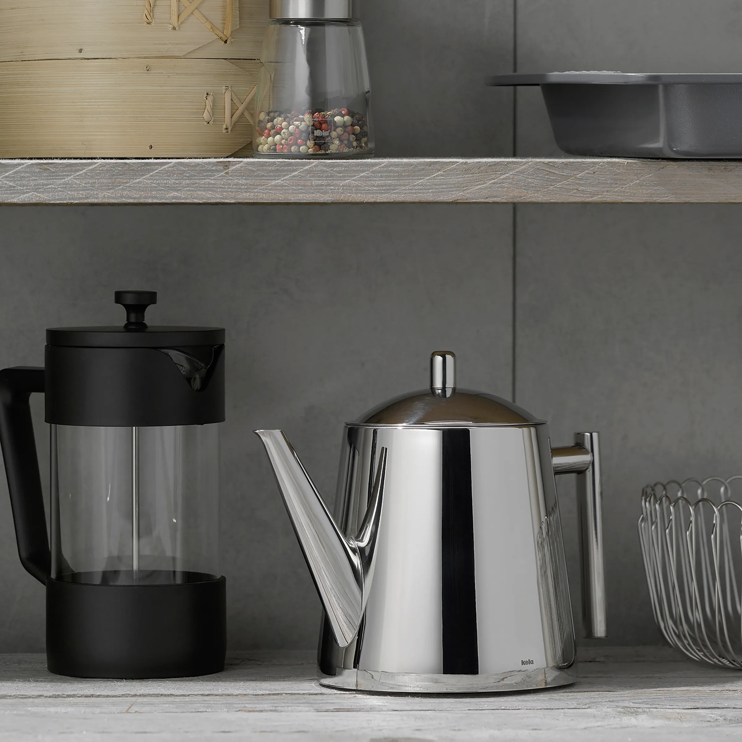 Kaffeezubehör Set - French Press, Teekanne und Milchaufschäumer aus Edelstahl Kaffeezubehör-Set mit French Press, Edelstahl-Teekanne und Milchaufschäumer auf grauer Küchenarbeitsplatte