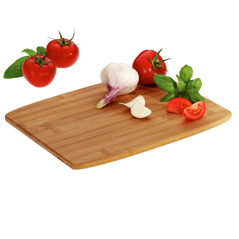 Holzschneidebrett mit frischem Gemüse und Kräutern Holzschneidebrett mit frischen Gemüsesorten: Tomaten, Knoblauch, Basilikum und Zwiebeln zum Kochen