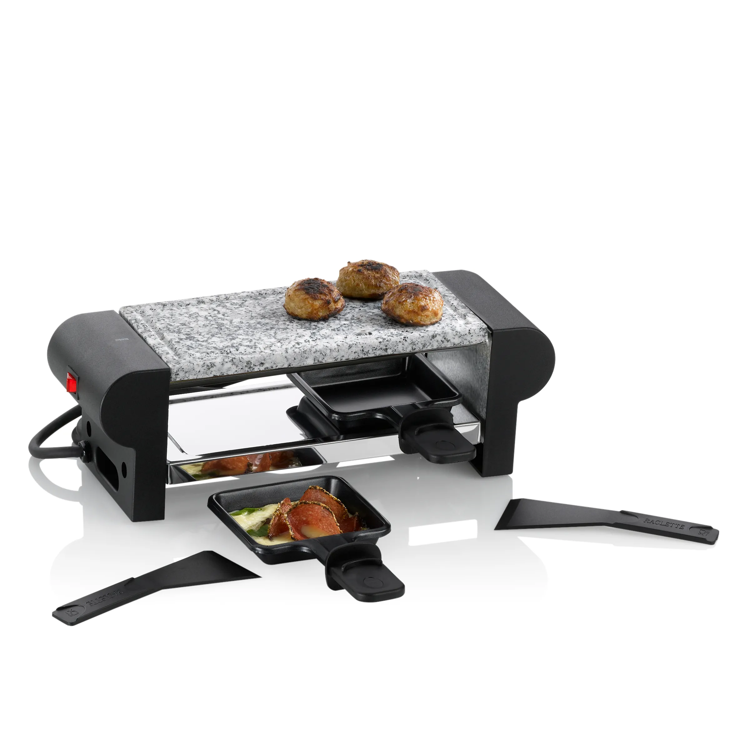 Raclette-Grill mit Natursteinplatte und Antihaft-Pfännchen für 2 Personen Raclette-Grill mit Granitplatte, zwei Pfännchen mit Fleisch und Kartoffeln, drei gebratene Kartoffeln auf der Platte