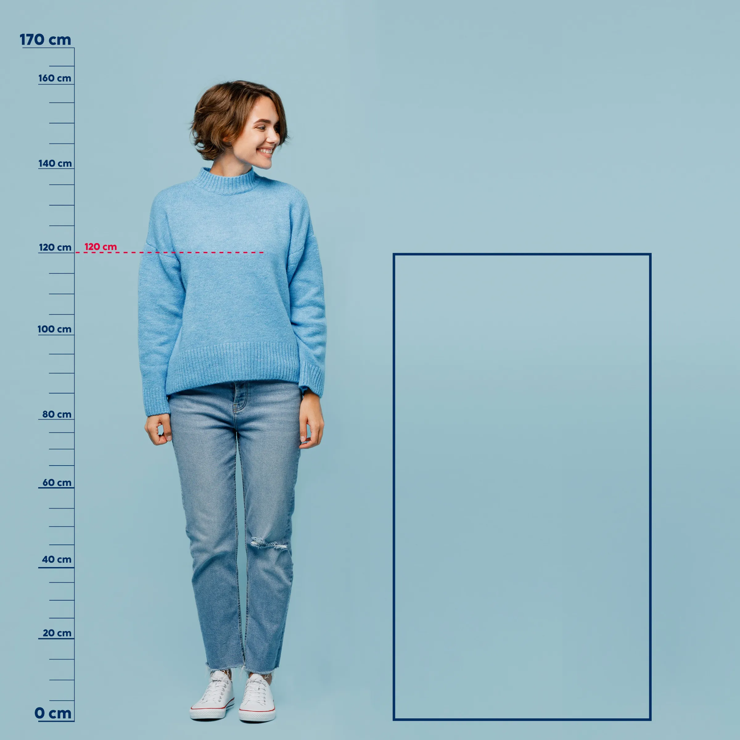 Blauer Strickpullover Damen - Größenreferenz und Passform Produktbild Frau in blauem Strickpullover und Jeans vor Größenskala, Körpergröße ca. 160 cm