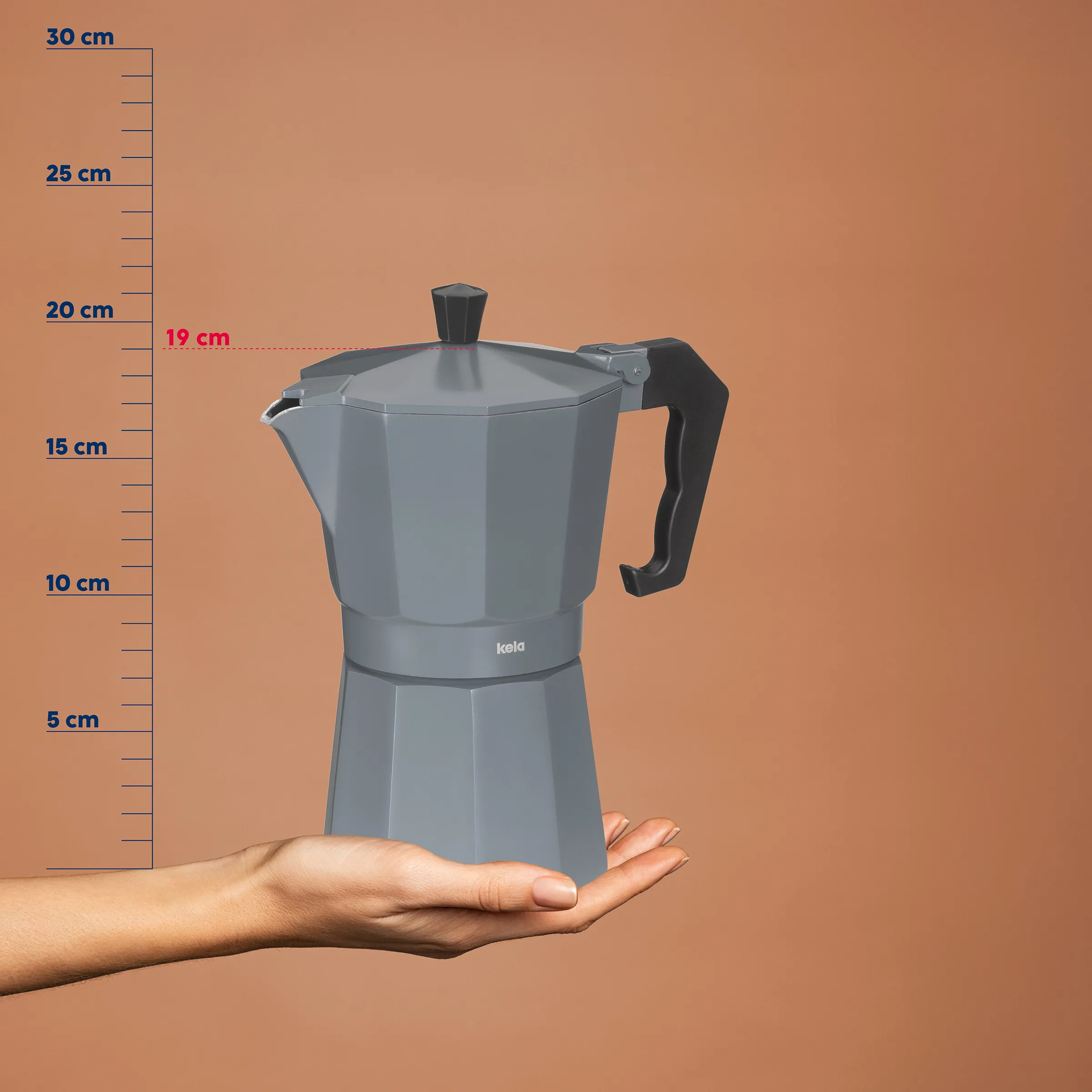 Moka-Kanne Espresso Kocher 19cm Höhe Graue Moka-Kanne mit schwarzem Griff auf einer Handfläche vor Höhenskala, Höhe etwa 19 cm markiert