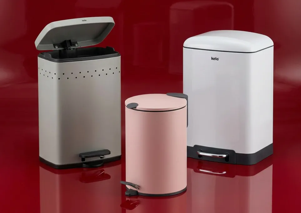 Kela Tretmülleimer Set - Moderne Abfalleimer in drei Farben Drei Kela Tretmülleimer in Silber, Rosa und Weiß auf rotem Hintergrund mit Spiegelung