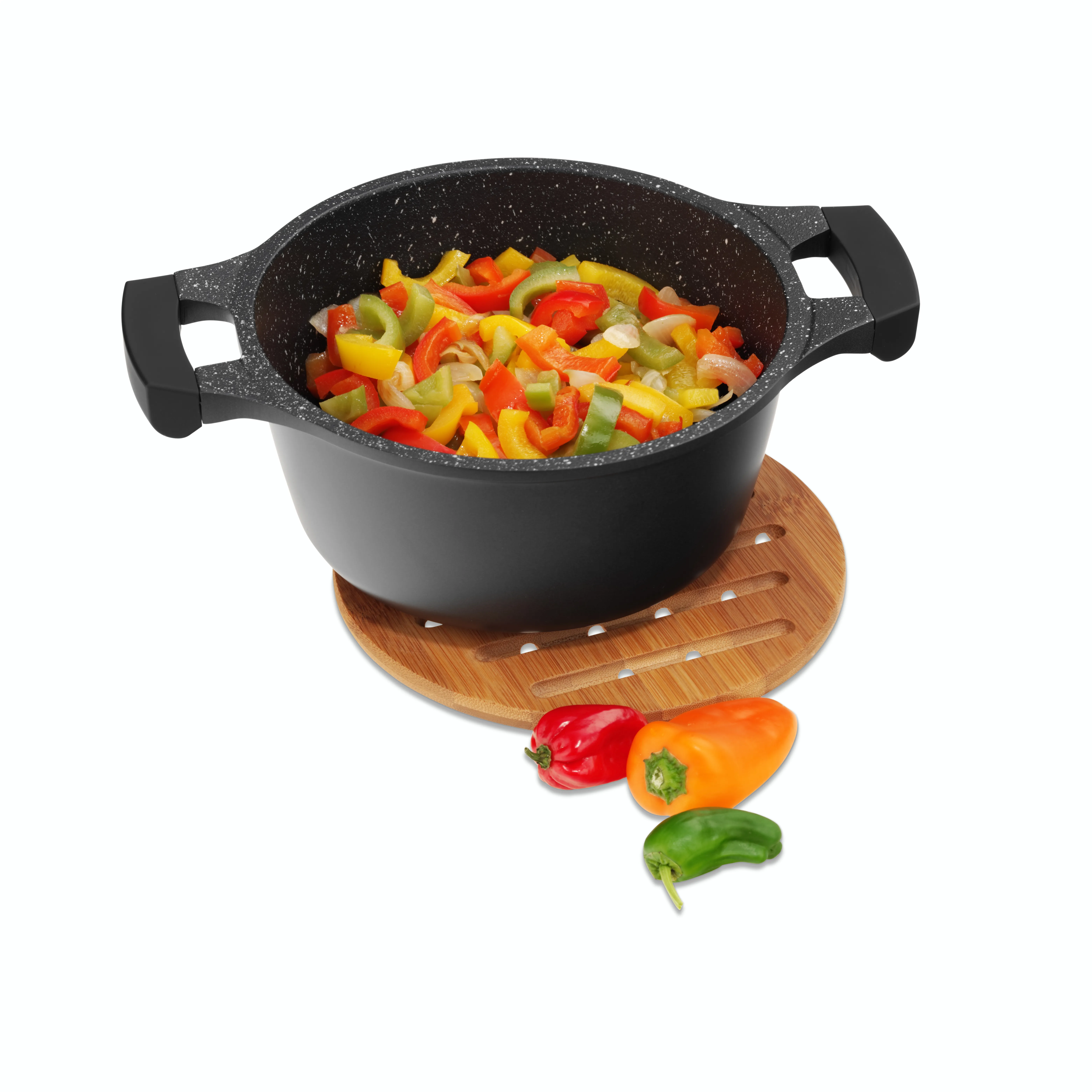 Kochtopf mit Paprika auf Holzuntersetzer - Gemüse kochen Schwarzer Kochtopf mit bunten Paprikastreifen auf Holzuntersetzer, daneben frische Paprikaschoten