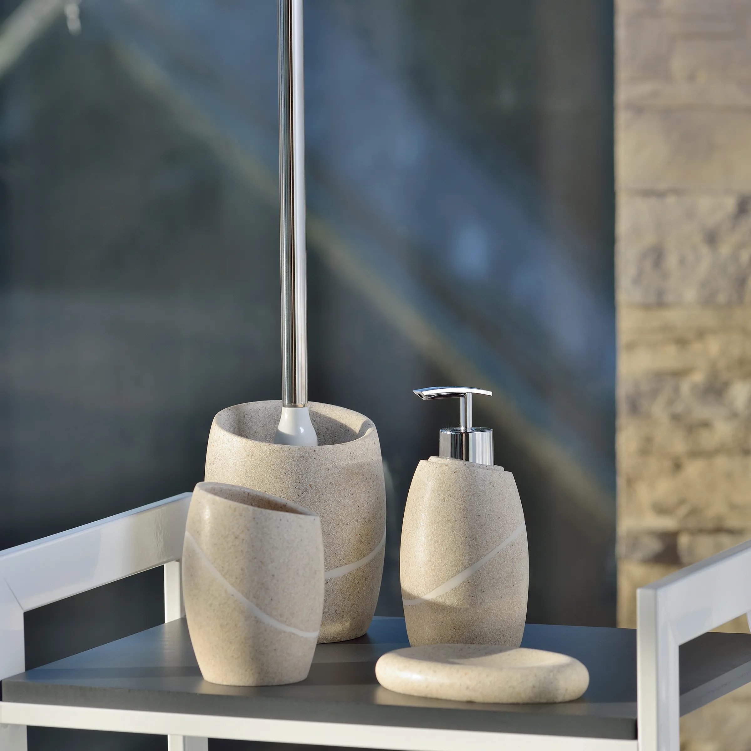 Vierteiliges Bad-Accessoire-Set aus beigem Sandstein mit Seifenspender, WC-Bürste, Becher und Seifenschale